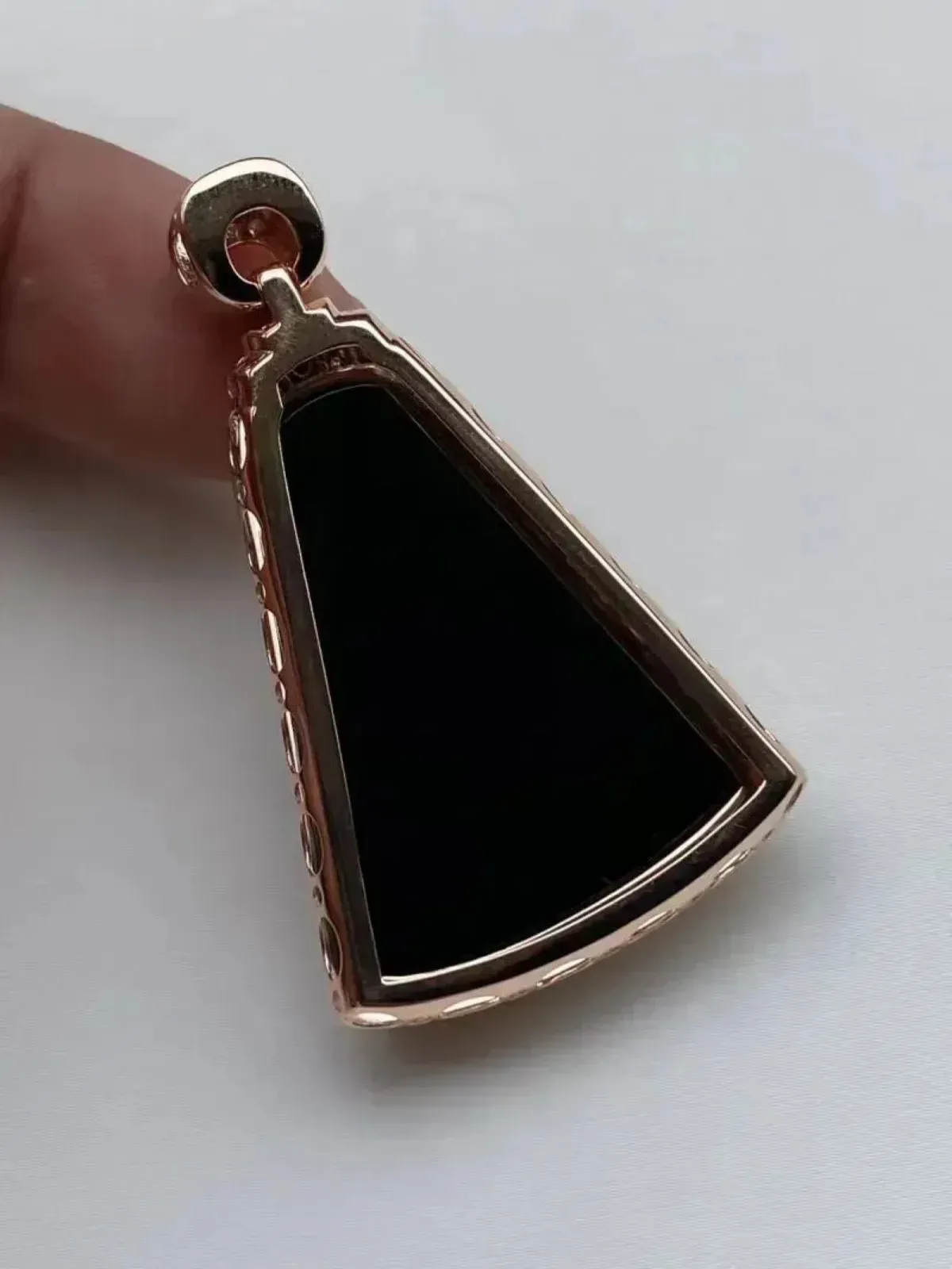 墨翠：【平安无事牌】18K金+南非钻镶嵌，细腻干净，黑度极黑，性价比高，雕工精湛，打灯透绿 裸石尺寸：32.0*23.3‘