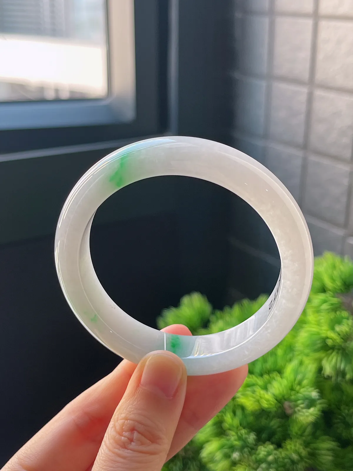 正圈54.7圈口，翡翠糯化种飘绿手镯