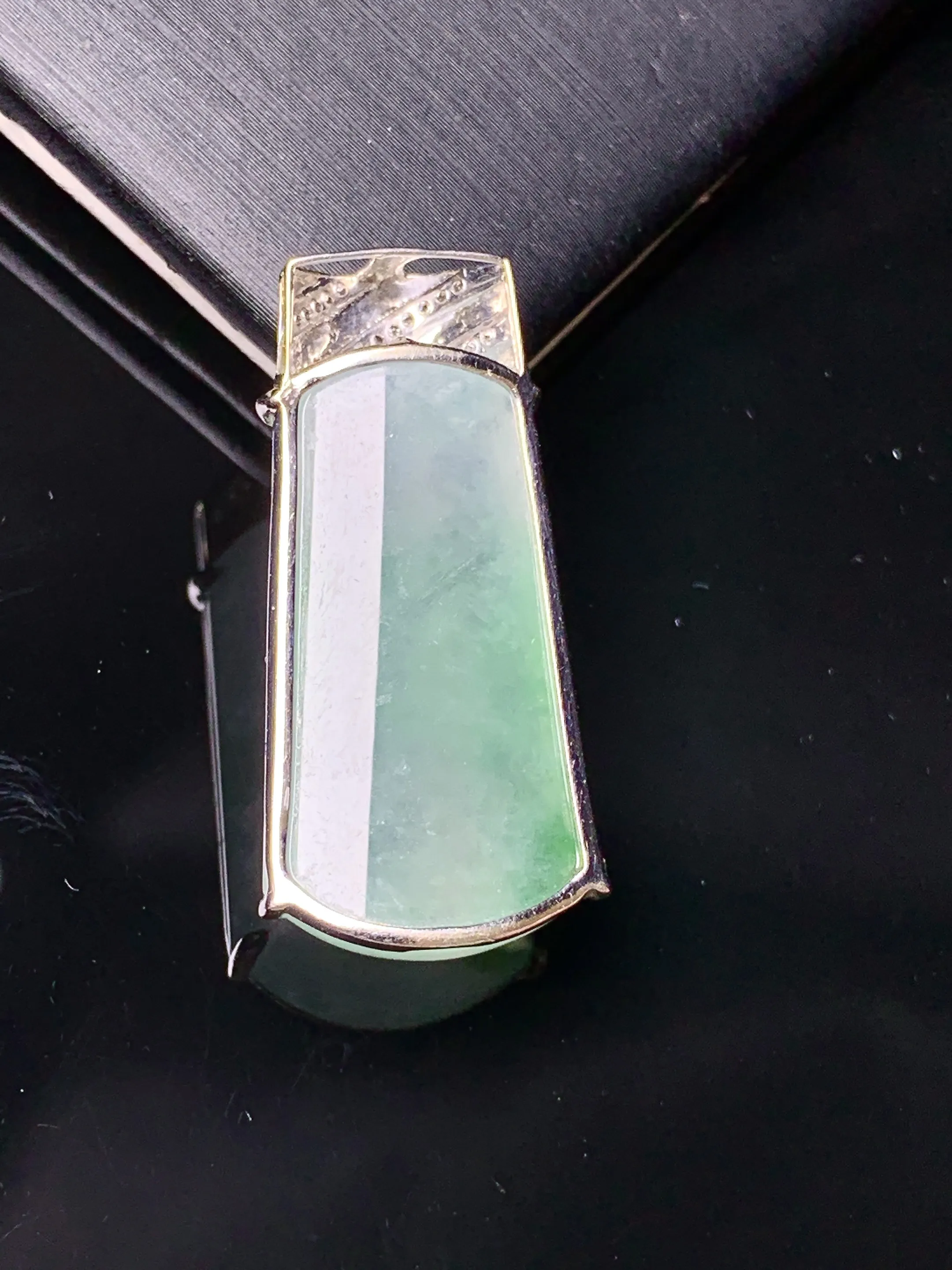 18k金钻镶嵌飘绿玉柱吊坠 玉质细腻 色泽艳丽清新 整体尺寸30.2*13.6*6.3