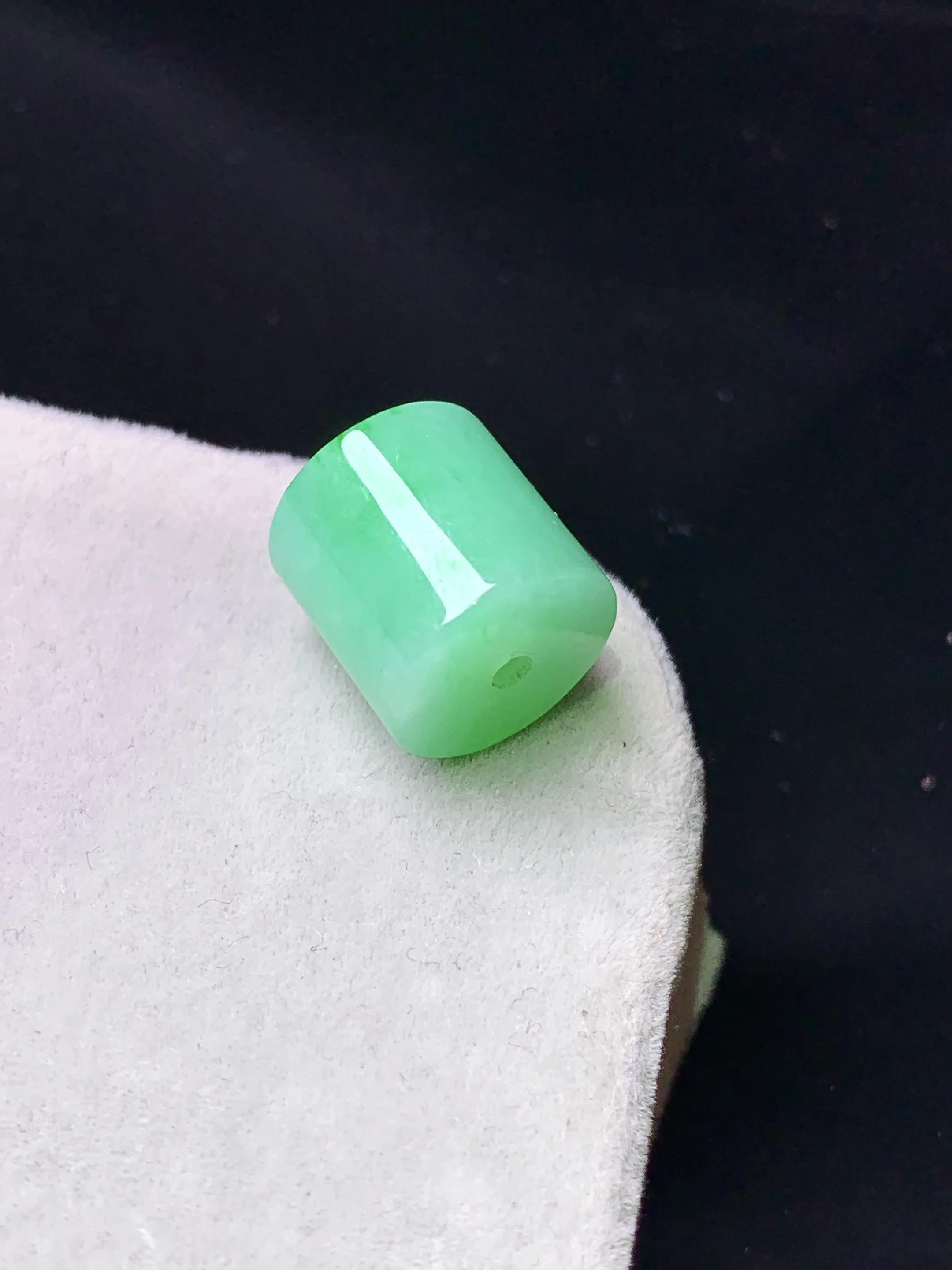 翠绿路路通吊坠 玉质细腻 色泽艳丽清新 整体尺寸10.7*11