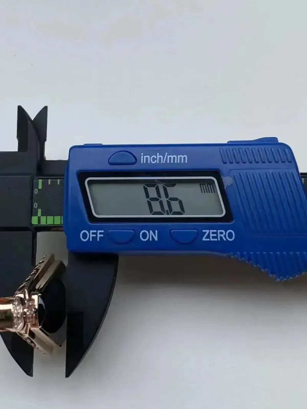 墨翠：【平安无事牌】18K金+南非钻镶嵌，细腻干净，黑度极黑，性价比高，雕工精湛，打灯透绿 裸石尺寸：32.0*23.3‘