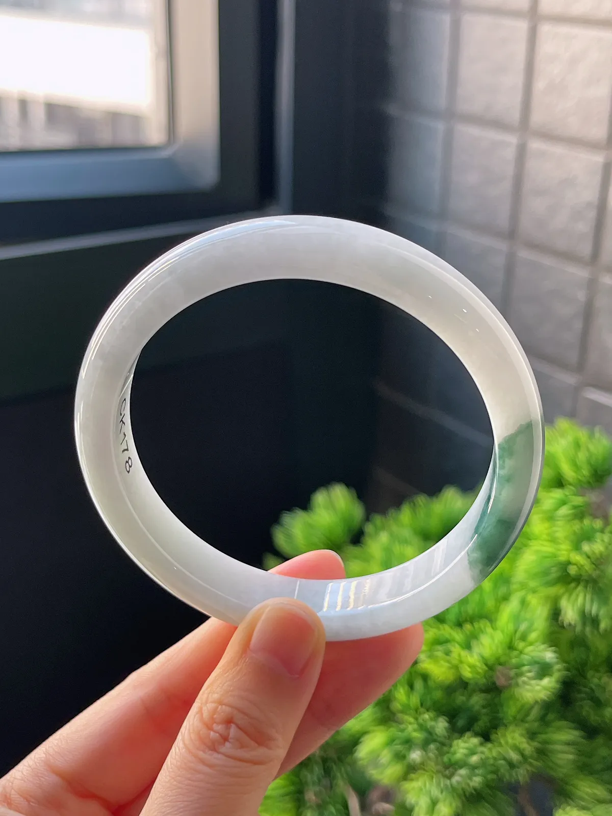 正圈62.5圈口，翡翠糯化种飘绿手镯