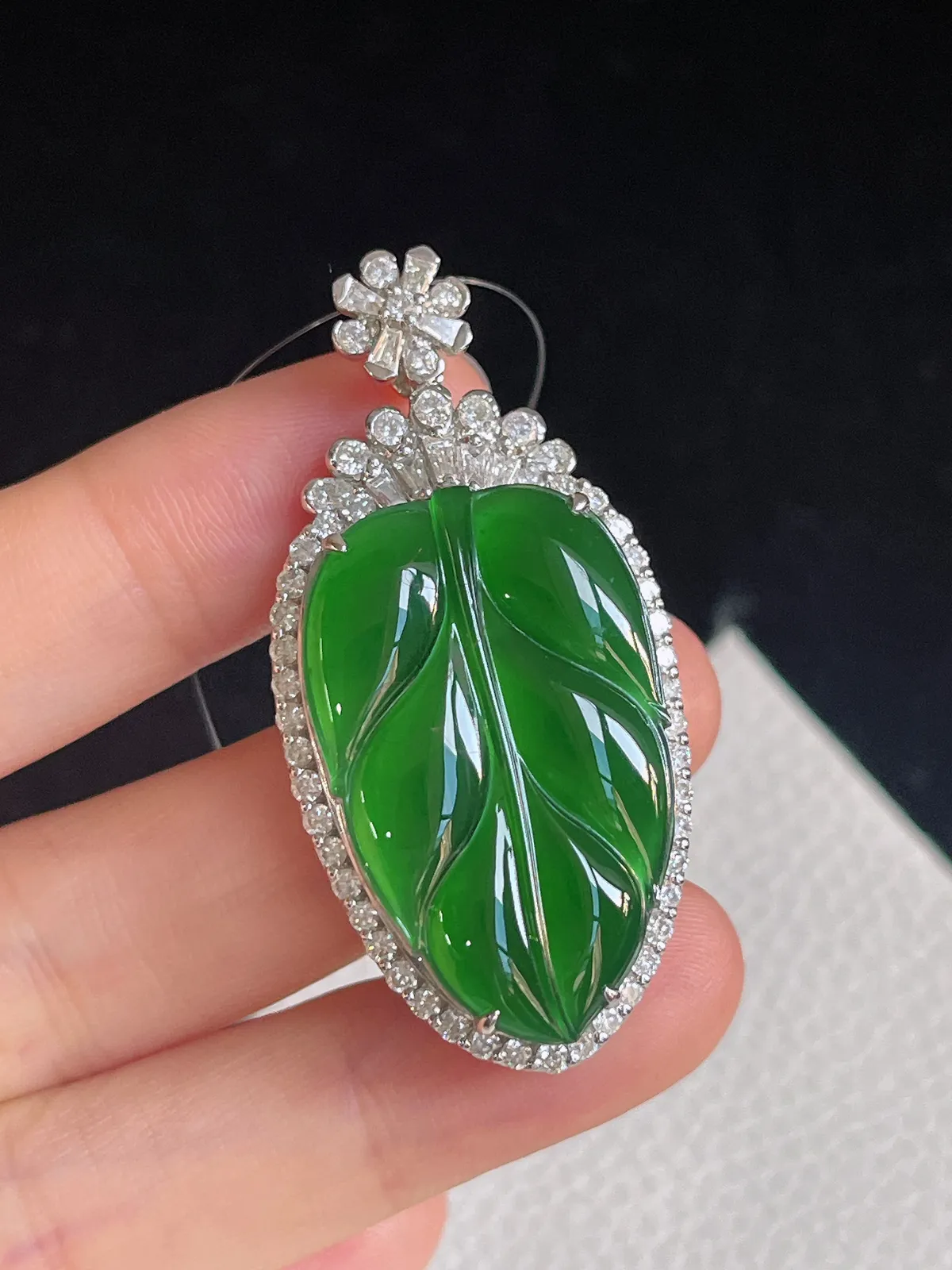 翡翠叶子吊坠，18k金镶嵌