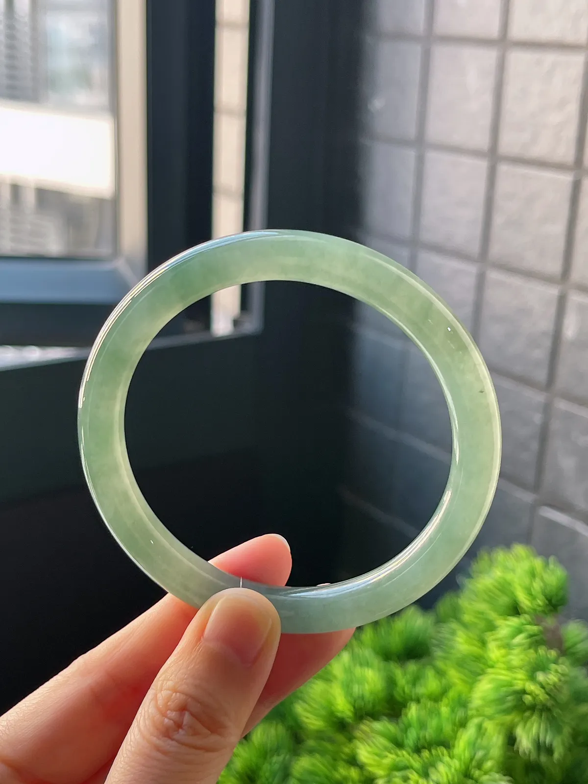 圆镯57.4圈口，翡翠冰糯种绿色手镯