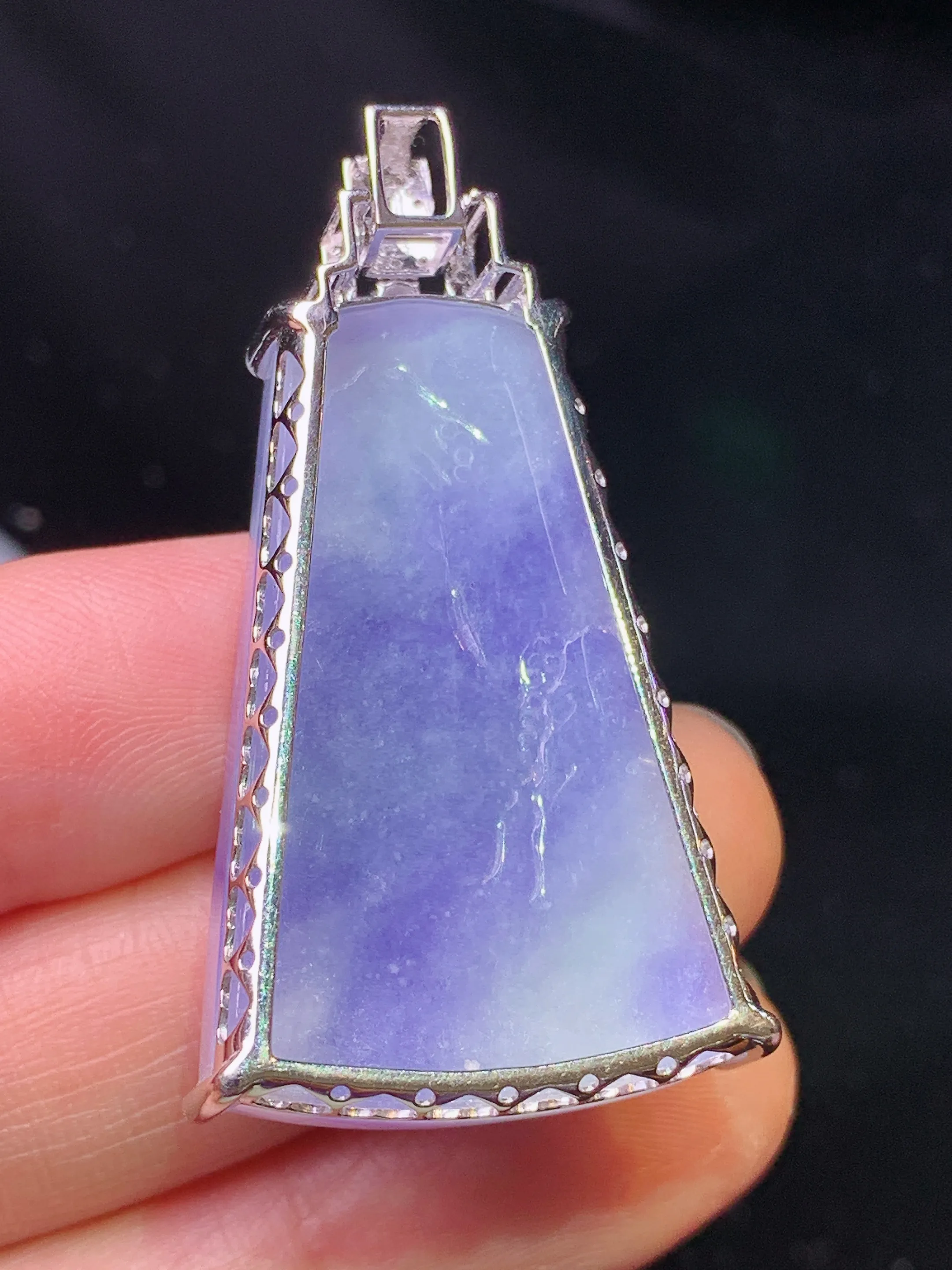 18k金钻镶嵌紫罗兰山水牌子吊坠 玉质细腻 色泽艳丽清新 整体尺寸42.3*21.7*8.5