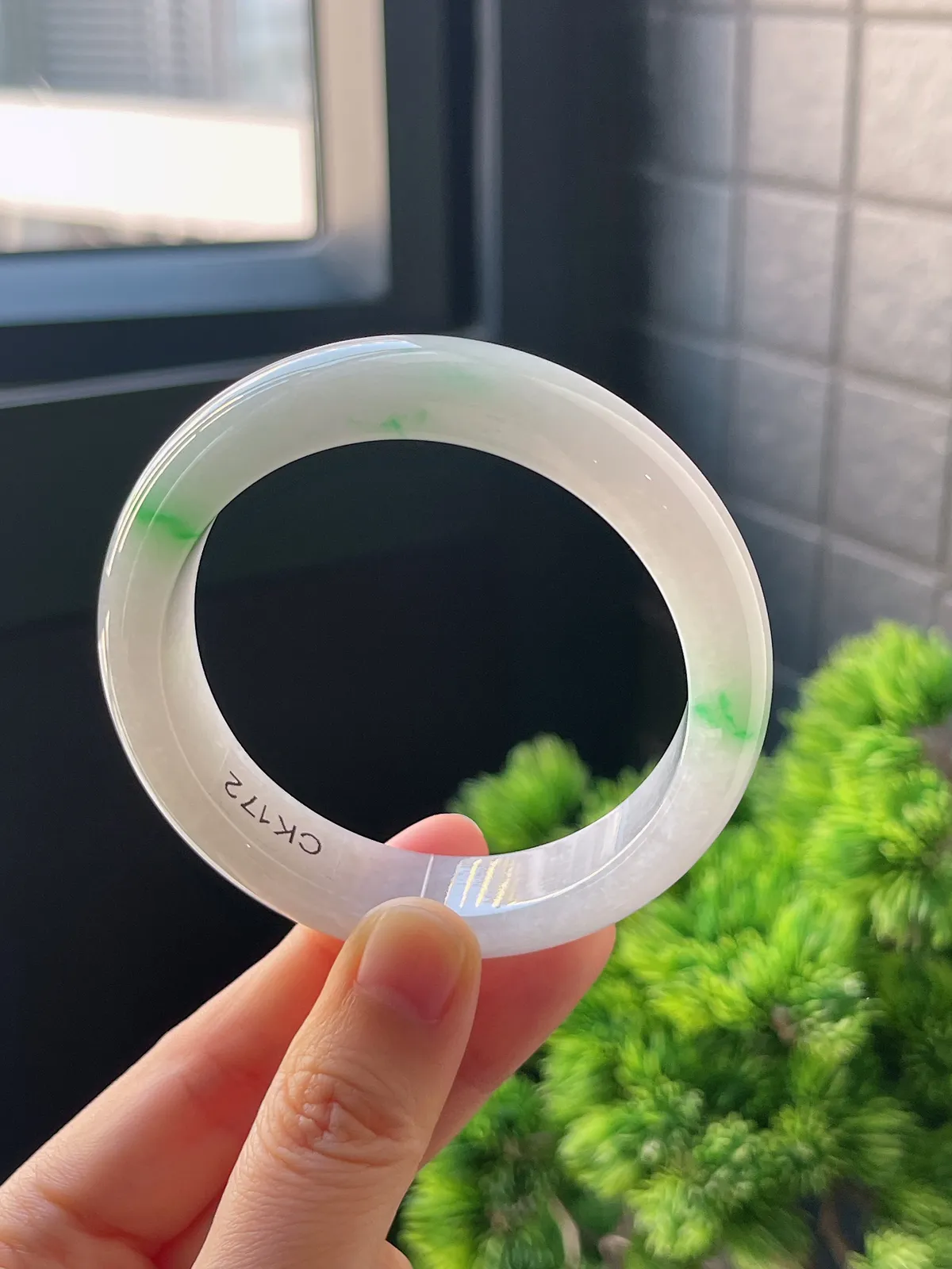 正圈54.7圈口，翡翠糯化种飘绿手镯