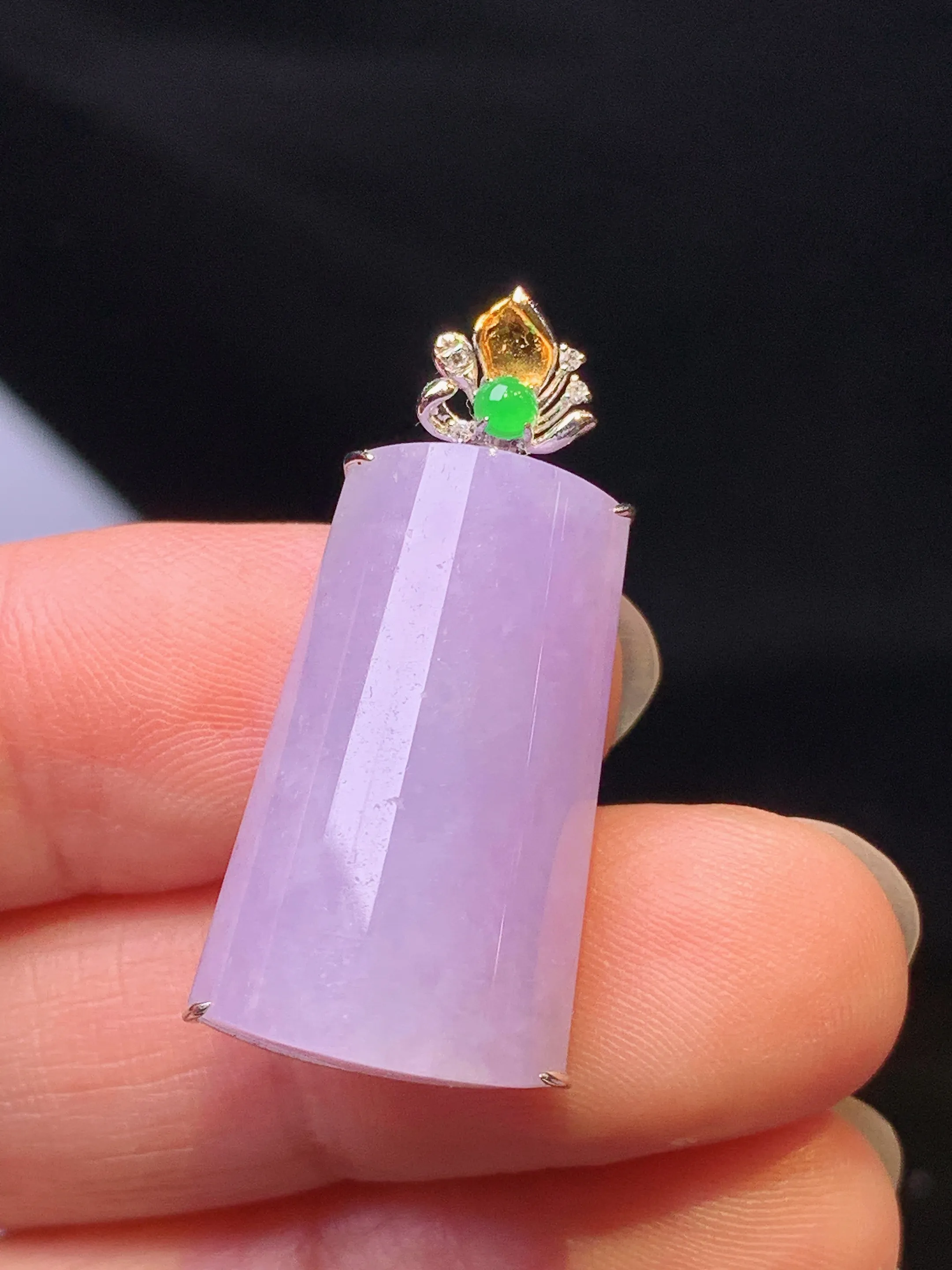 18k金钻镶嵌紫罗兰玉柱吊坠 玉质细腻 色泽艳丽清新 整体尺寸30*17.3*7.7