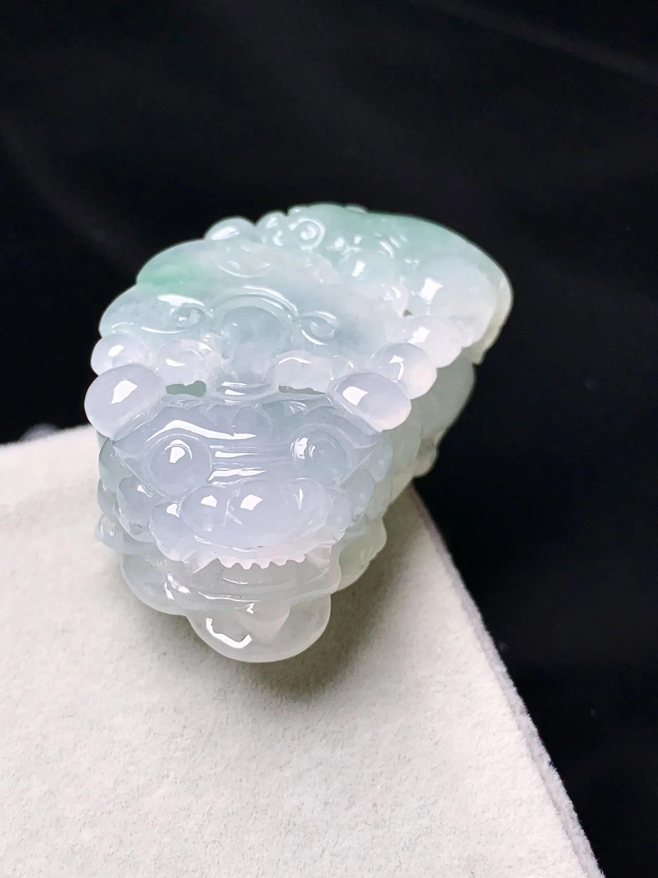 飘绿貔貅吊坠 玉质细腻 色泽艳丽清新 整体尺寸39.6*22.6*13.2