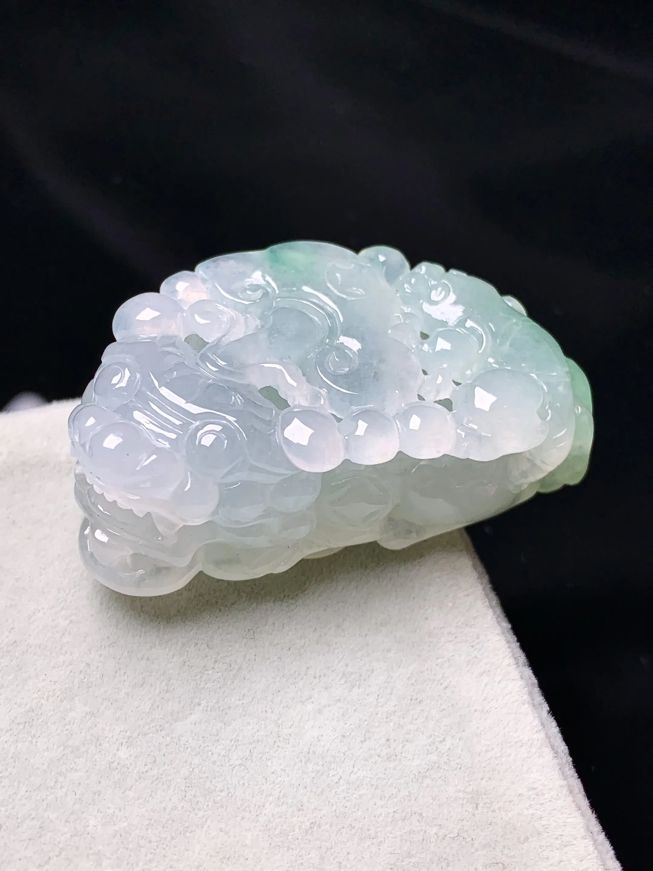 飘绿貔貅吊坠 玉质细腻 色泽艳丽清新 整体尺寸39.6*22.6*13.2