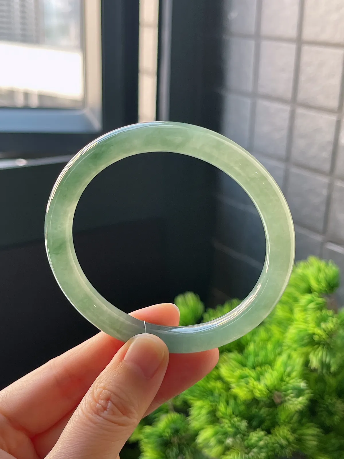 圆镯57.4圈口，翡翠冰糯种绿色手镯