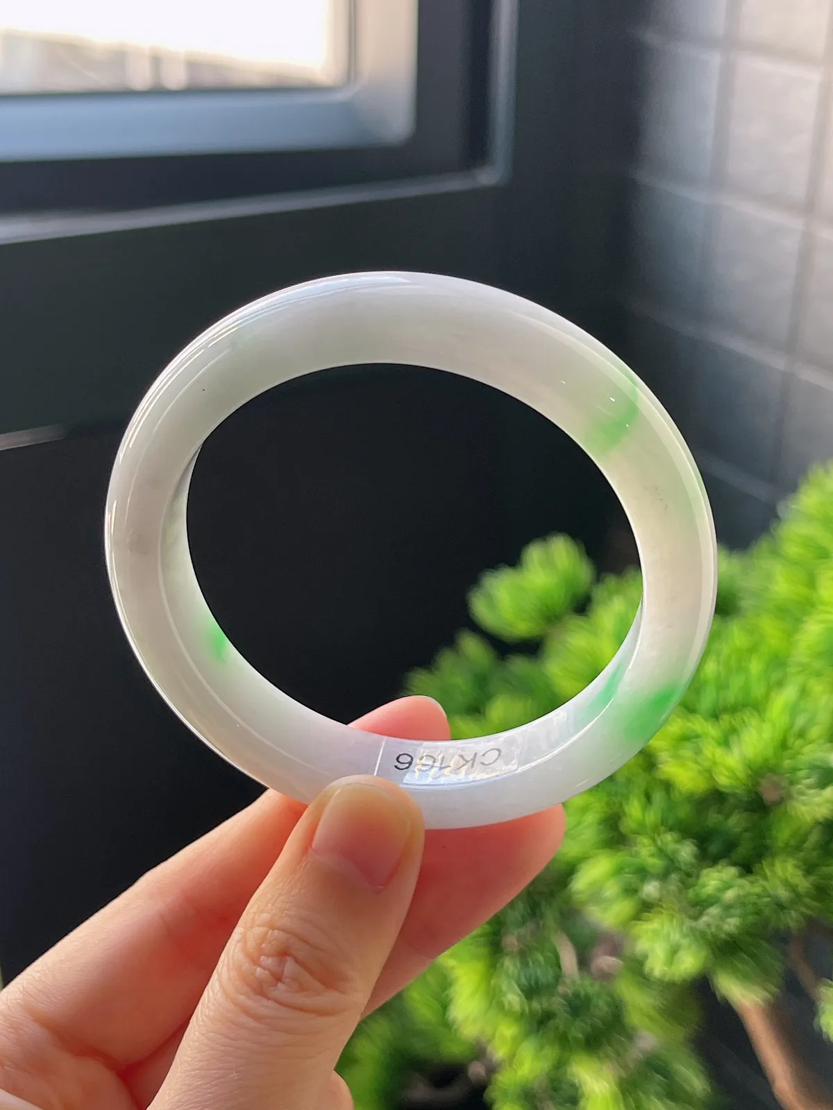 正圈54.7圈口，翡翠糯化种飘绿手镯