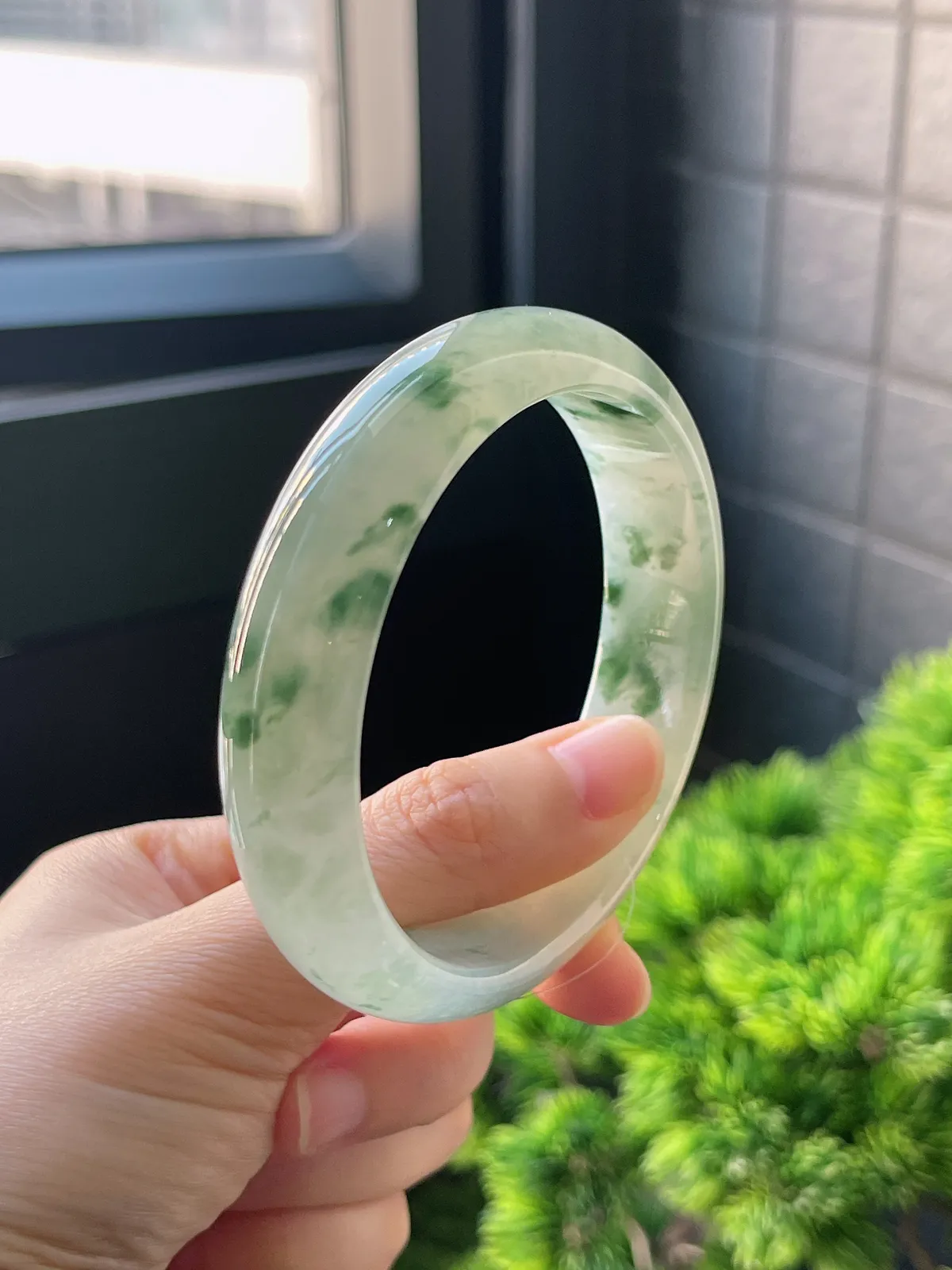 正圈58.8圈口，翡翠冰糯种飘绿手镯