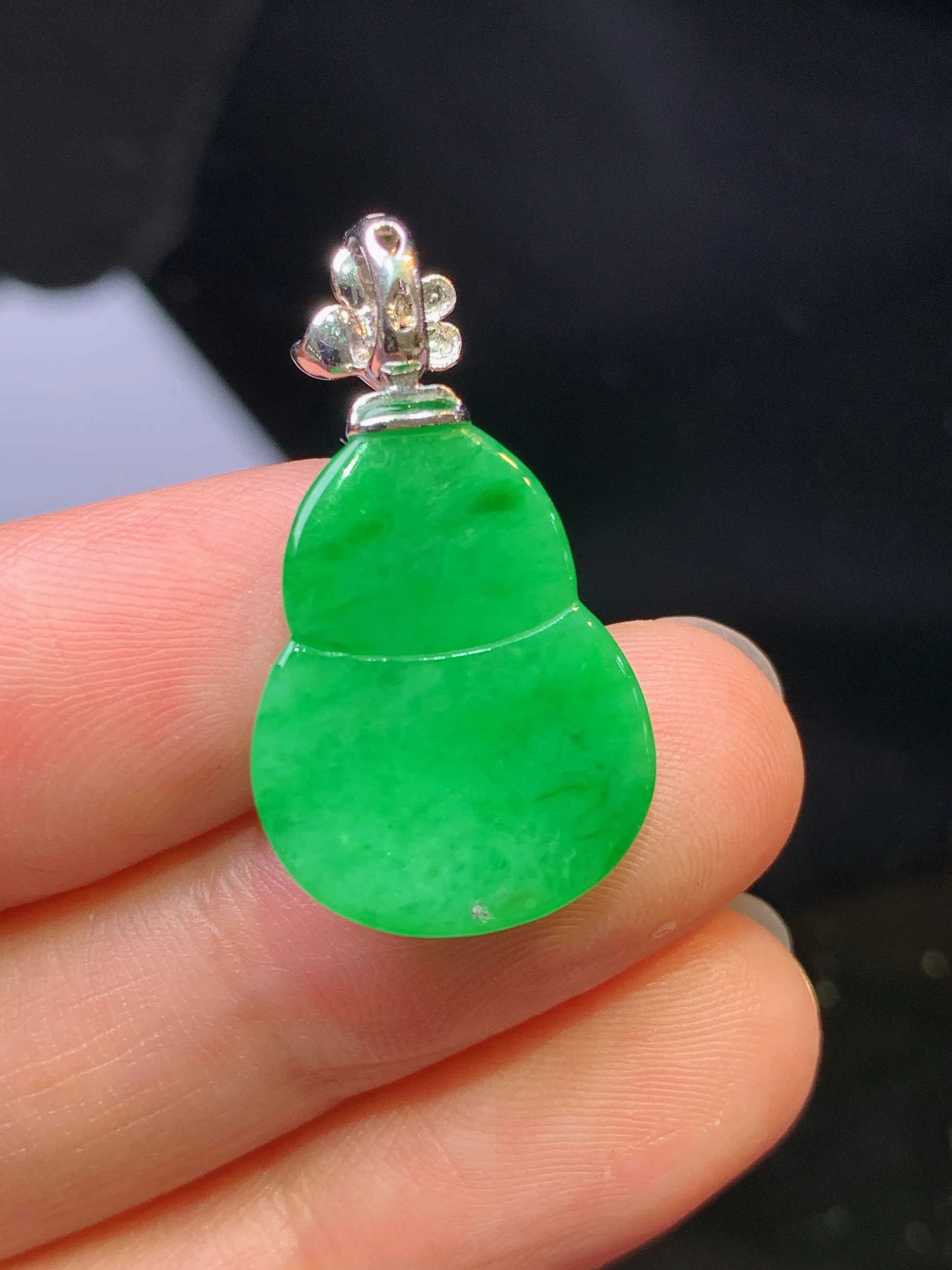 18k金钻镶嵌翠绿葫芦吊坠 玉质细腻 色泽艳丽清新 整体尺寸28*15.5*3.7
