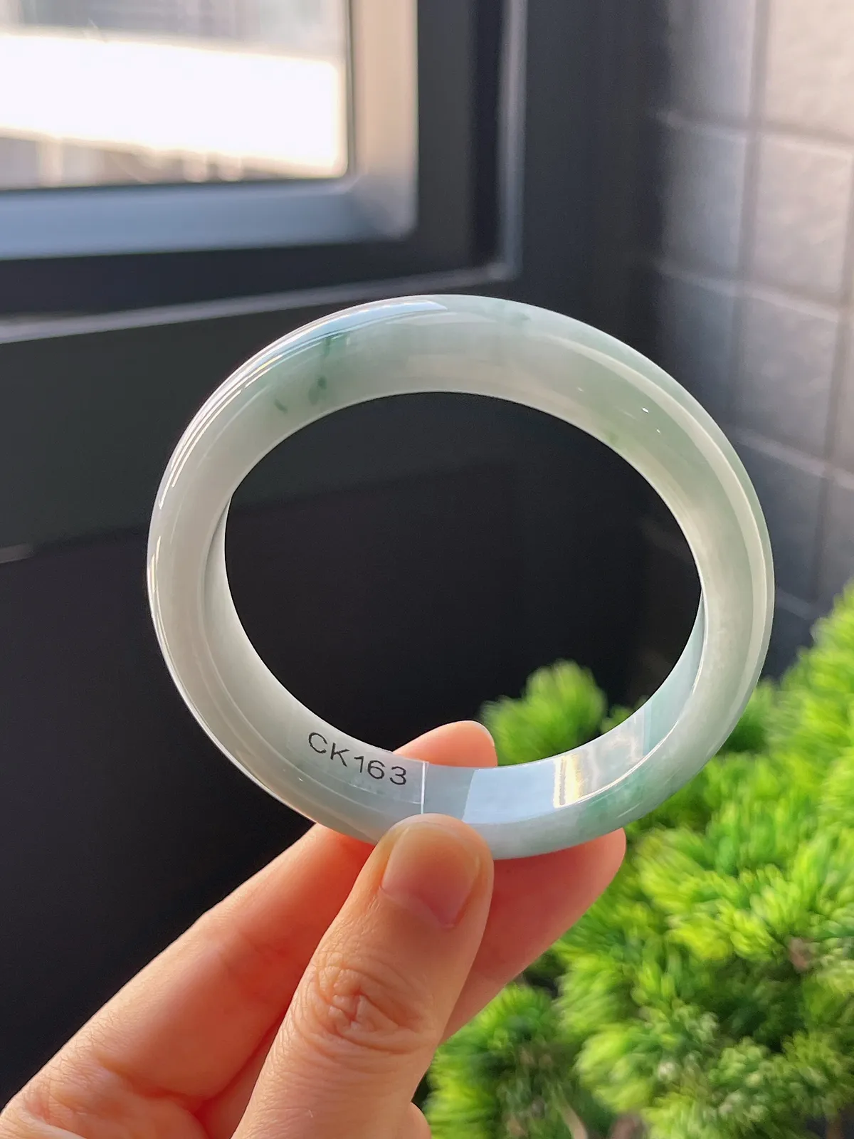 正圈56.5圈口，翡翠糯化种淡蓝绿手镯