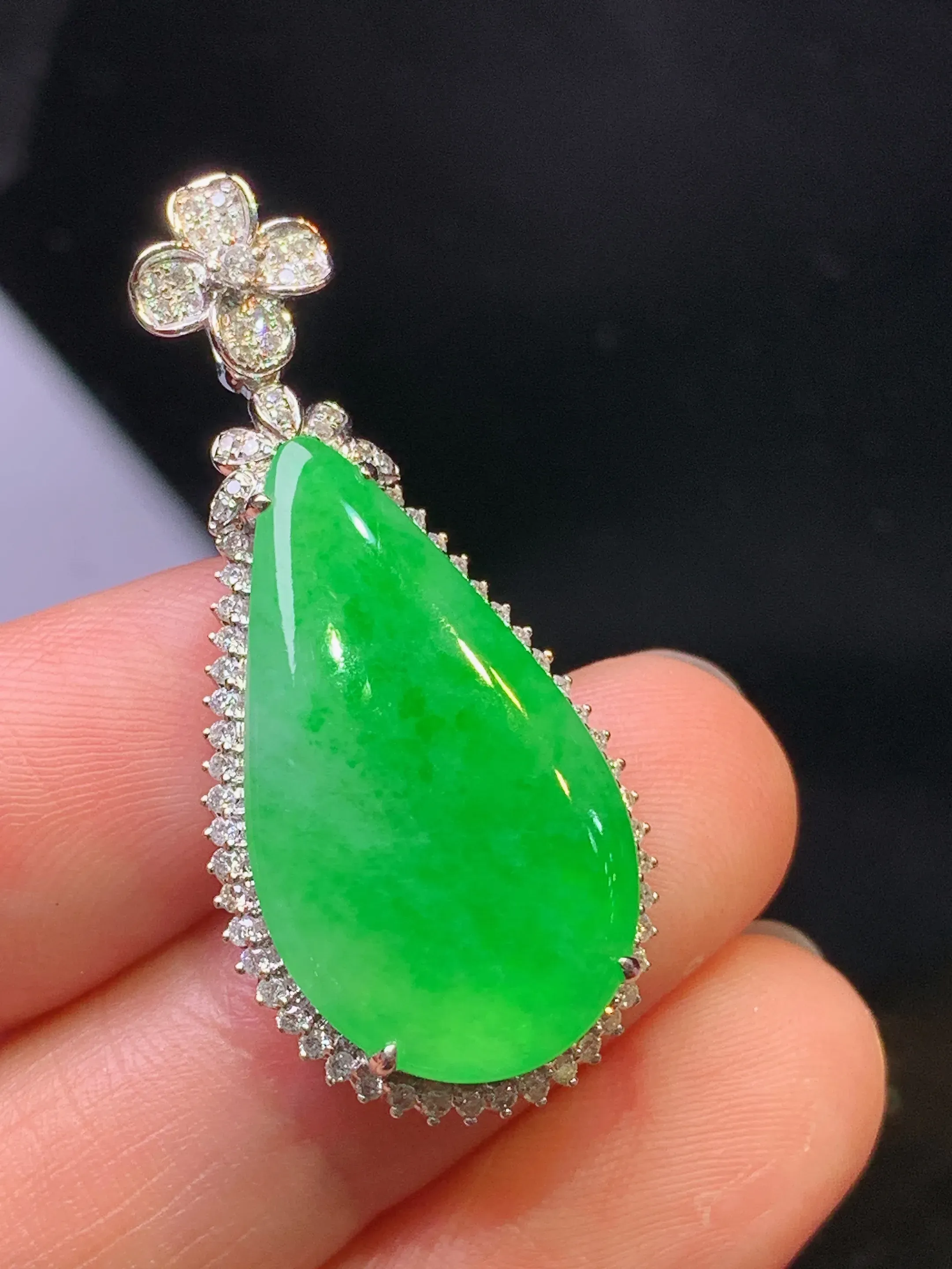 18k金钻镶嵌翠绿水滴吊坠 玉质细腻 色泽艳丽清新 整体尺寸37*16.6*6.2