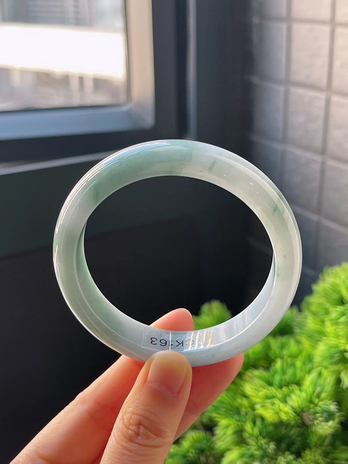 正圈56.5圈口，翡翠糯化种淡蓝绿手镯