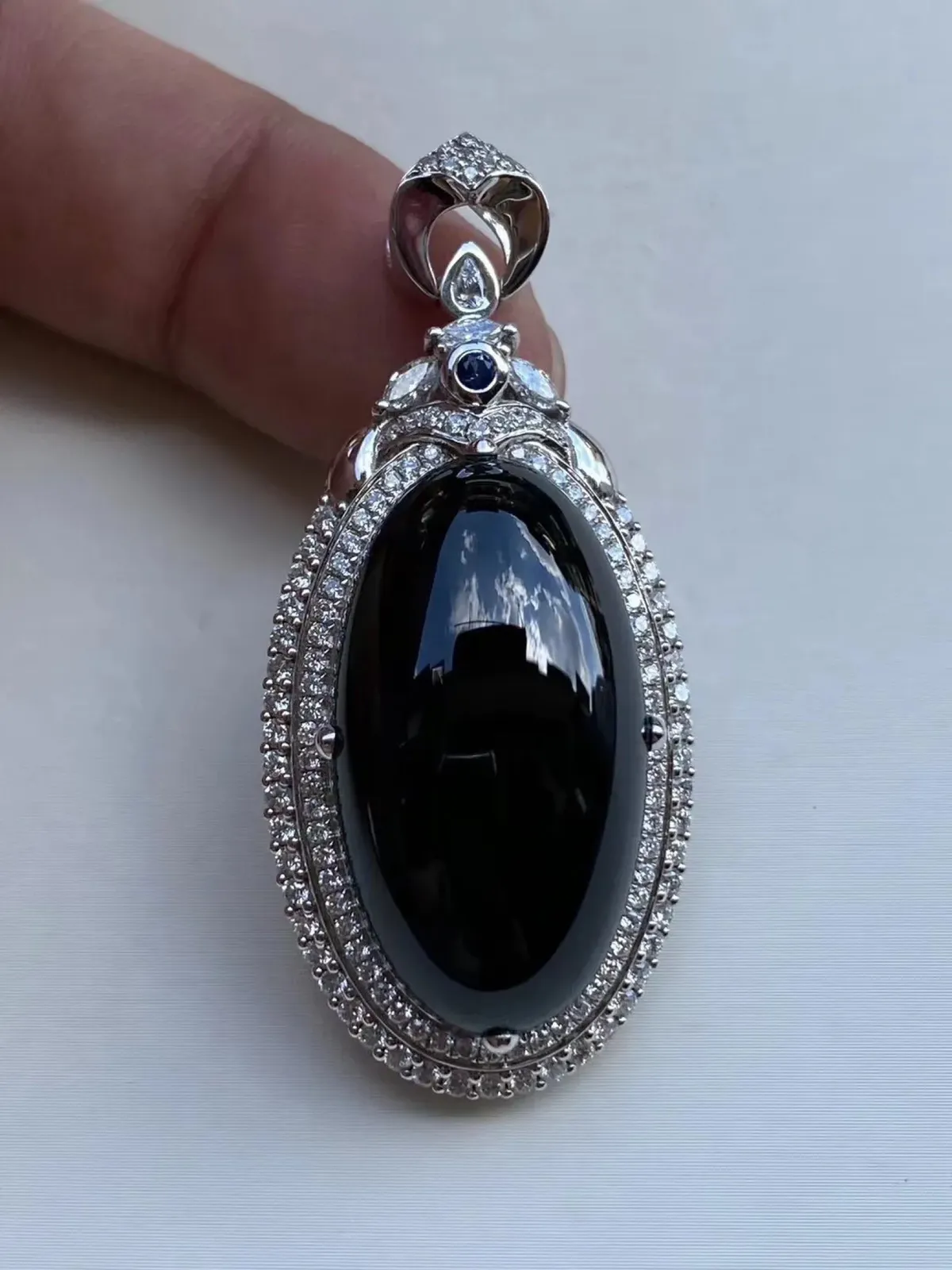 墨翠【鸽子蛋吊坠】18K金+南非钻镶嵌，细腻干净，黑度极黑，性价比高，雕工精湛，打灯透绿 裸石尺寸 30.0*16.2*14.0‘