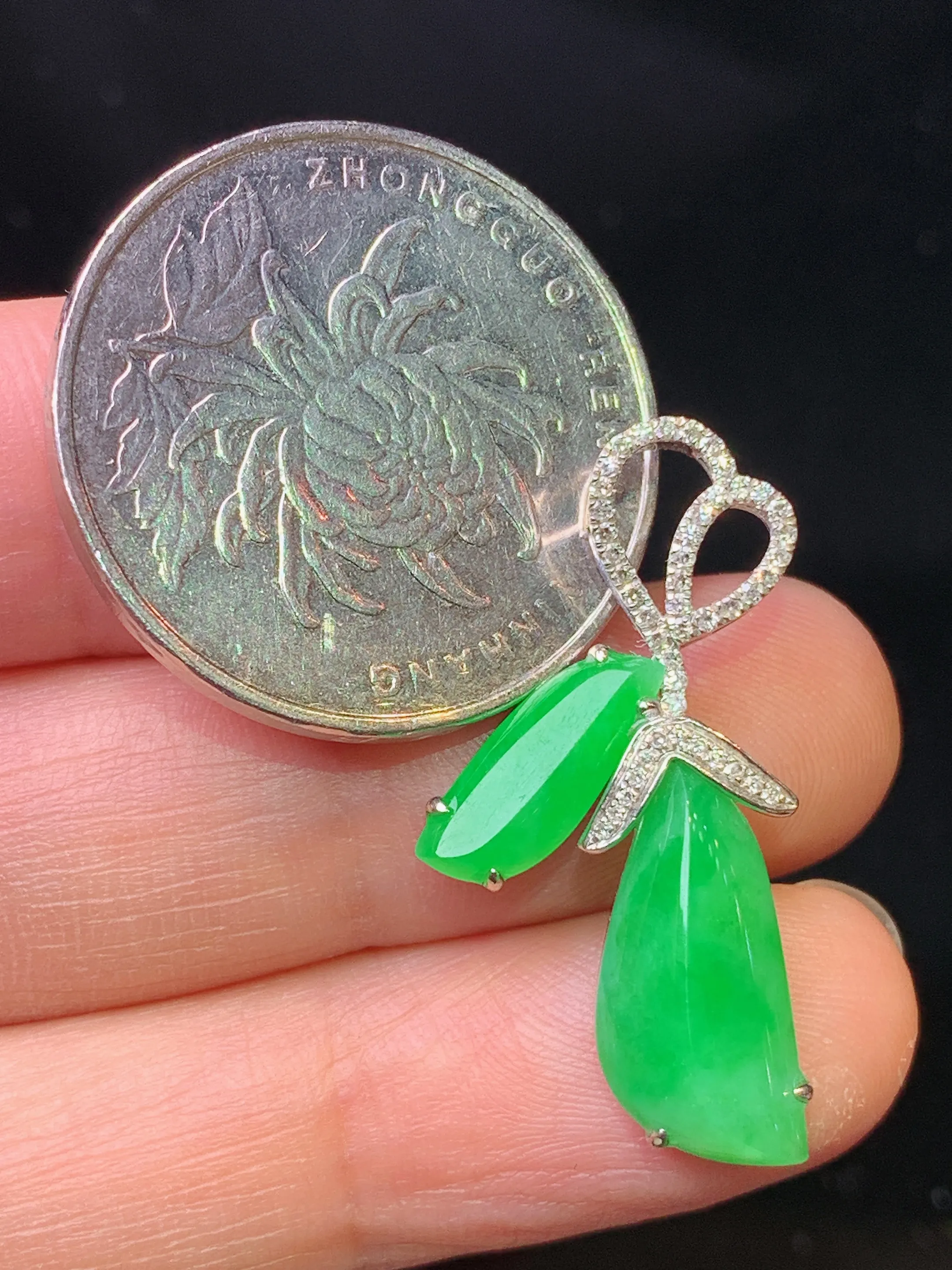 18k金钻镶嵌翠绿随形吊坠 玉质细腻 色泽艳丽清新 整体尺寸28.7*7.6*4.7