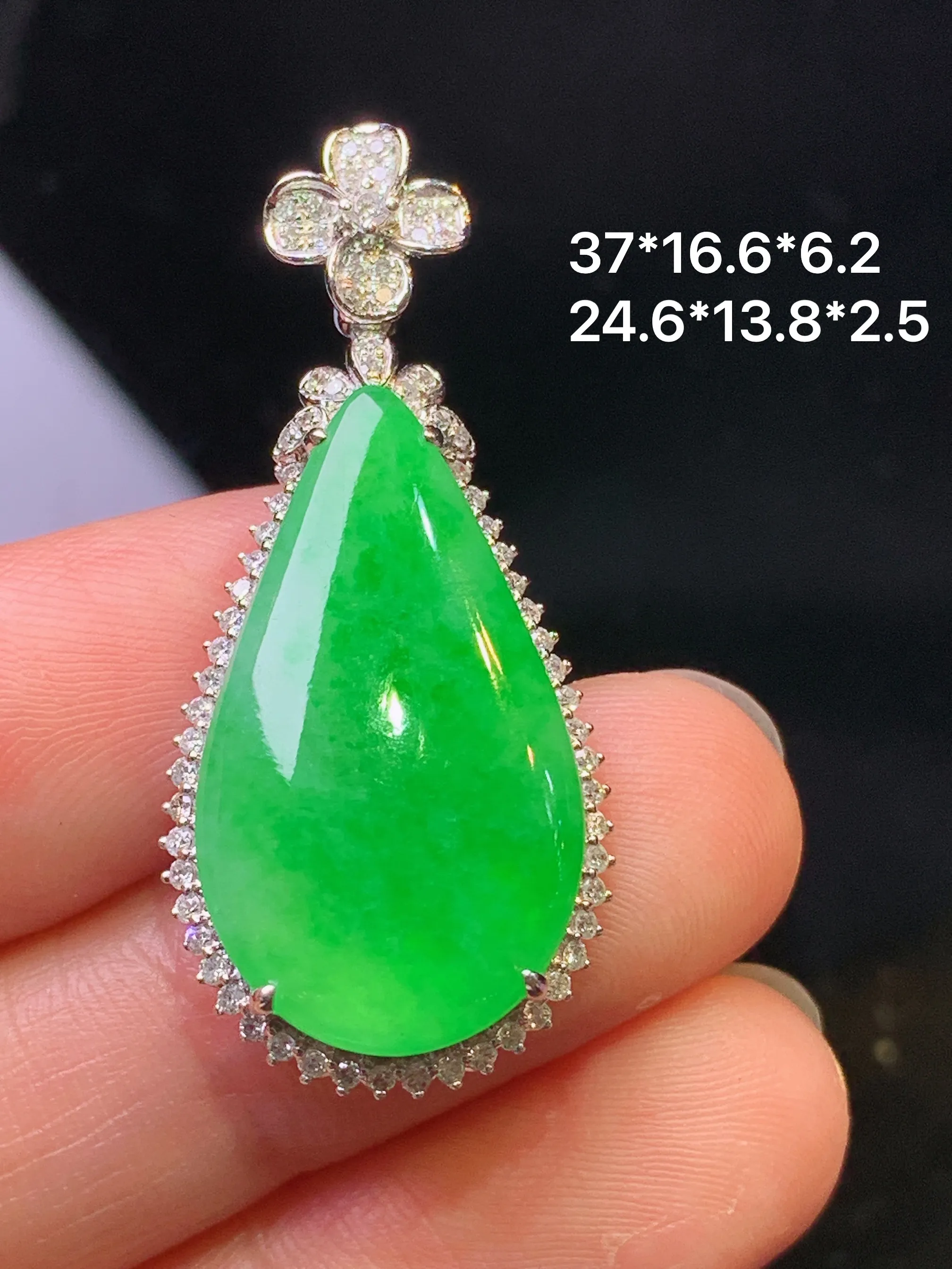 18k金钻镶嵌翠绿水滴吊坠 玉质细腻 色泽艳丽清新 整体尺寸37*16.6*6.2