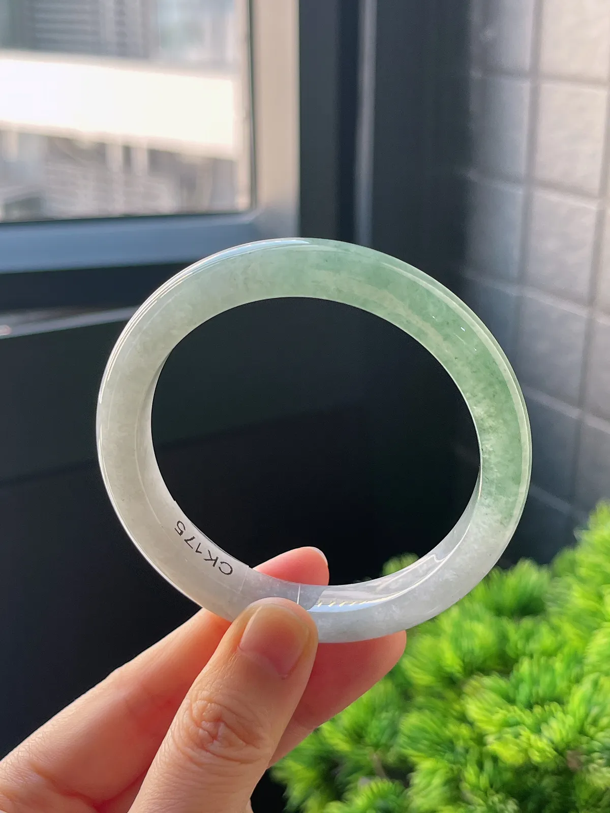 正圈57圈口，翡翠糯化种绿色手镯，半山水