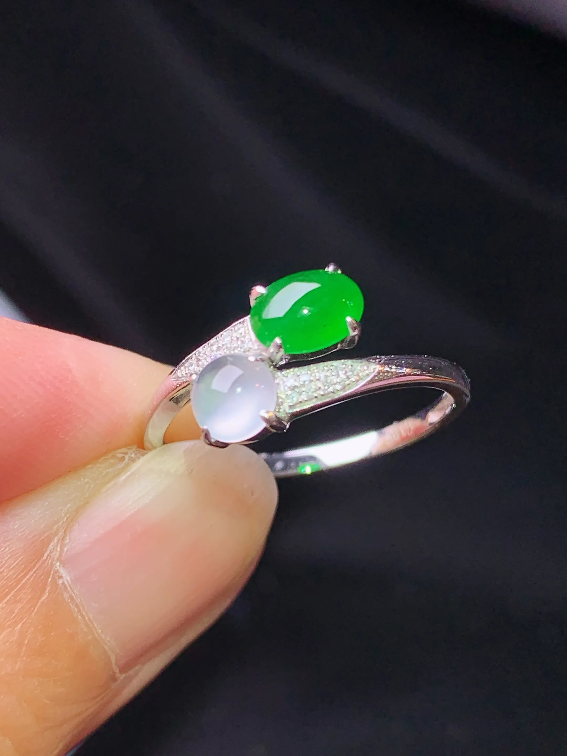 18k金钻镶嵌冰绿蛋面戒指 玉质细腻 色泽艳丽清新 圈口13.5 裸石尺寸5.5*4.3*2.2