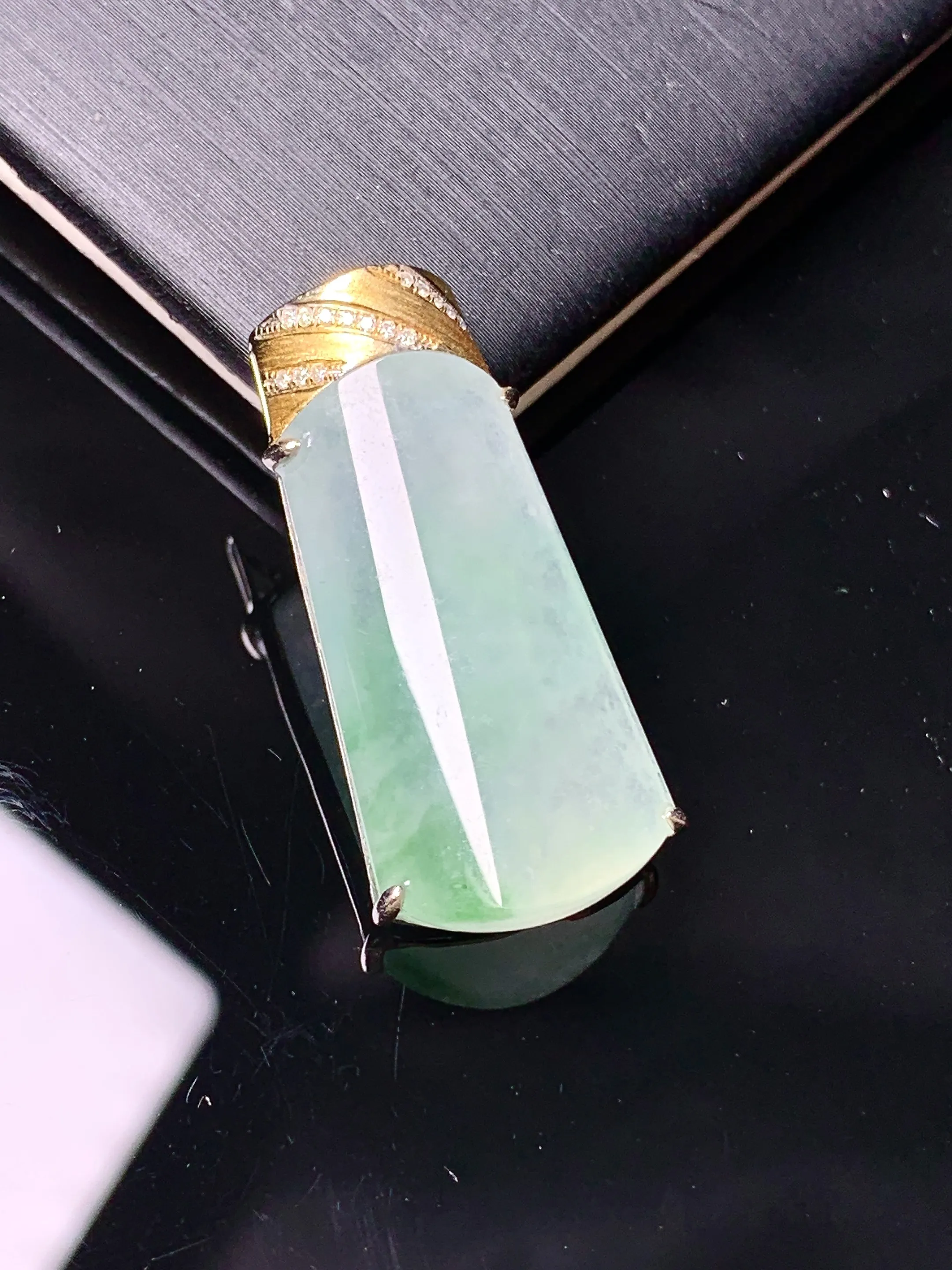 18k金钻镶嵌飘绿玉柱吊坠 玉质细腻 色泽艳丽清新 整体尺寸30.2*13.6*6.3