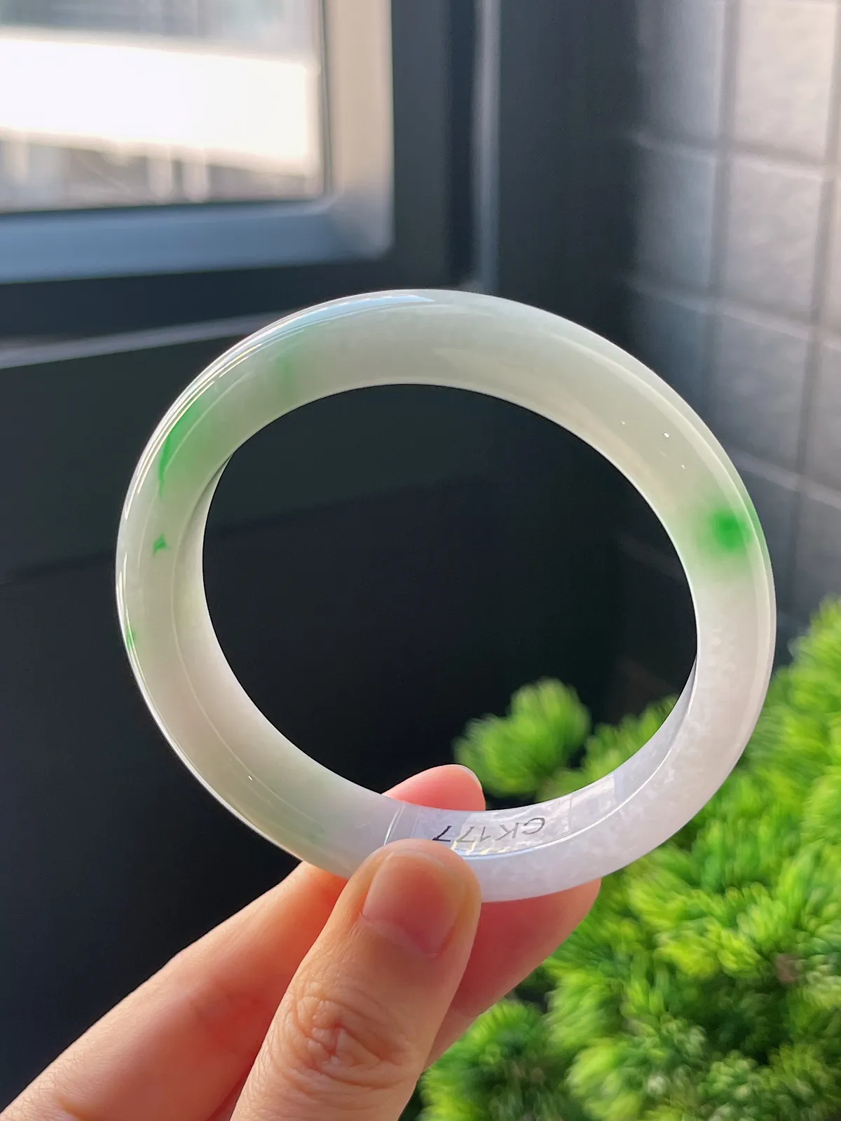 正圈57.9圈口，翡翠冰糯种飘绿手镯