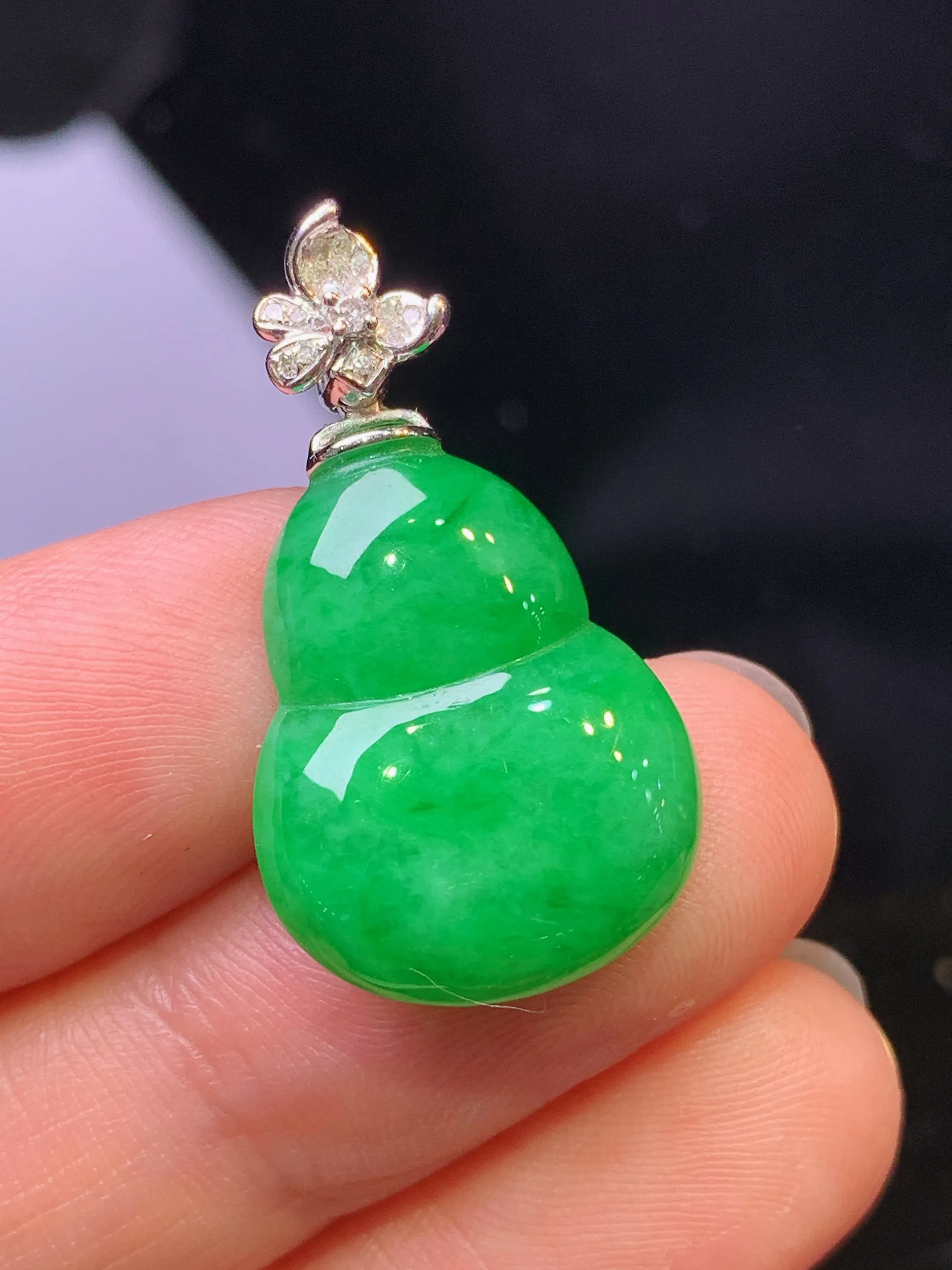 18k金钻镶嵌翠绿葫芦吊坠 玉质细腻 色泽艳丽清新 整体尺寸28*15.5*3.7