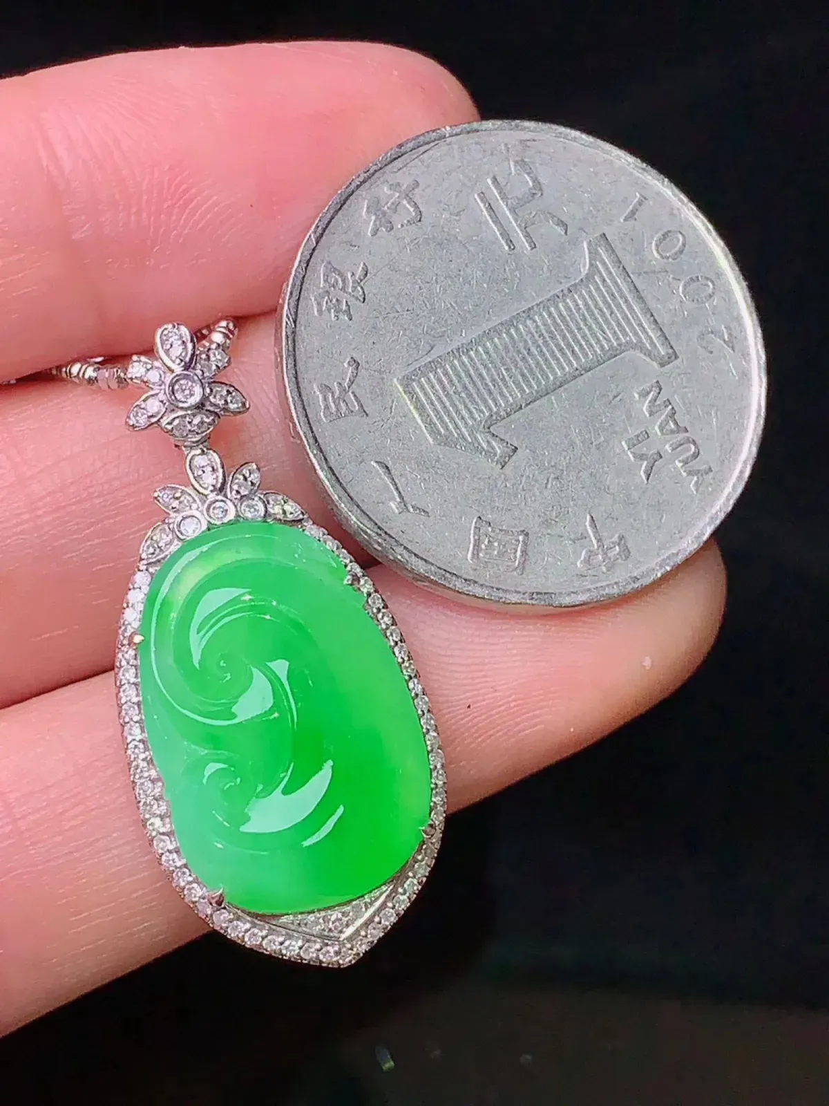 18k金钻镶嵌翠绿如意吊坠 玉质细腻 色泽艳丽 整体尺寸31.3*14.8*6.5