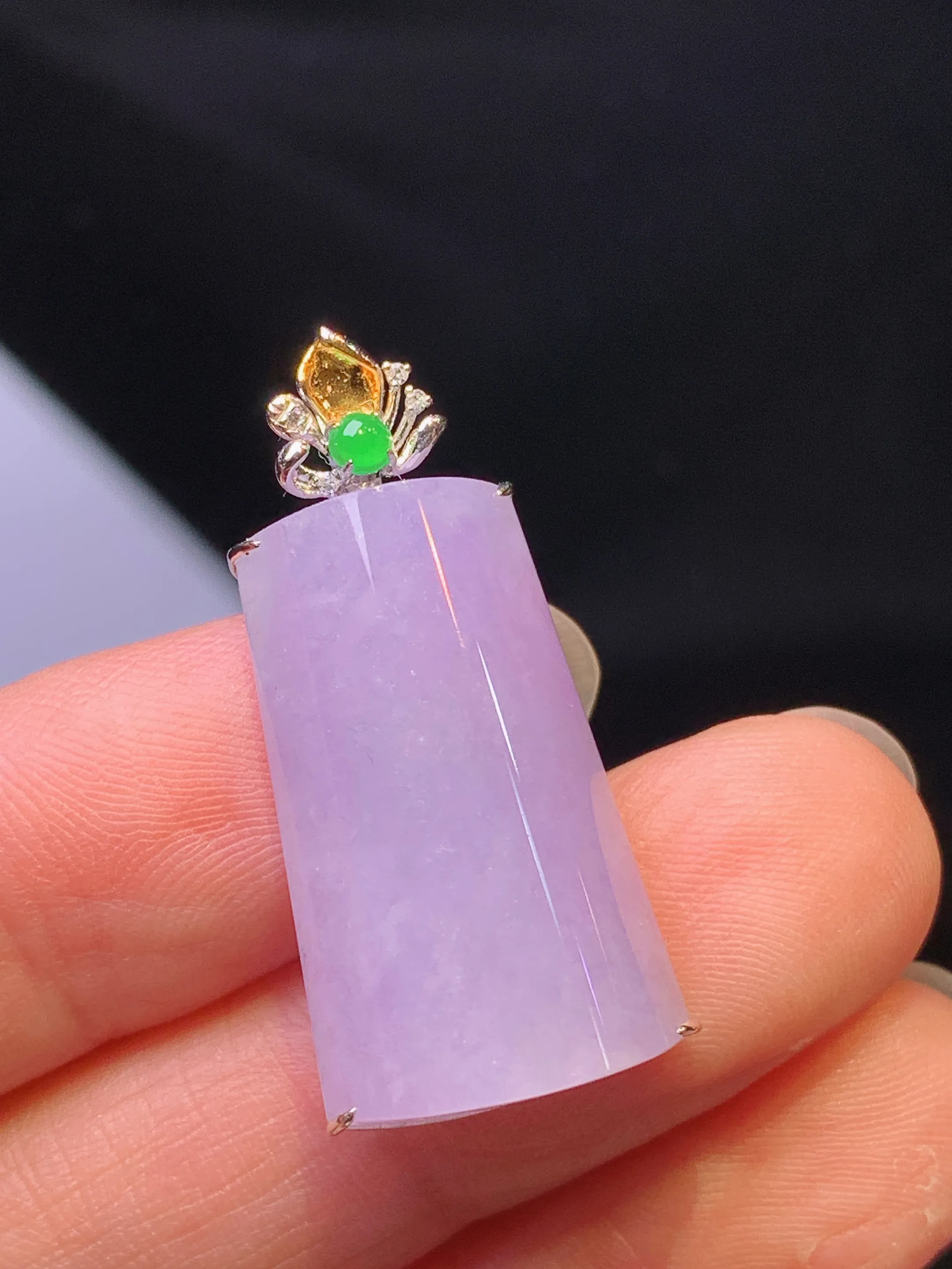 18k金钻镶嵌紫罗兰玉柱吊坠 玉质细腻 色泽艳丽清新 整体尺寸30*17.3*7.7