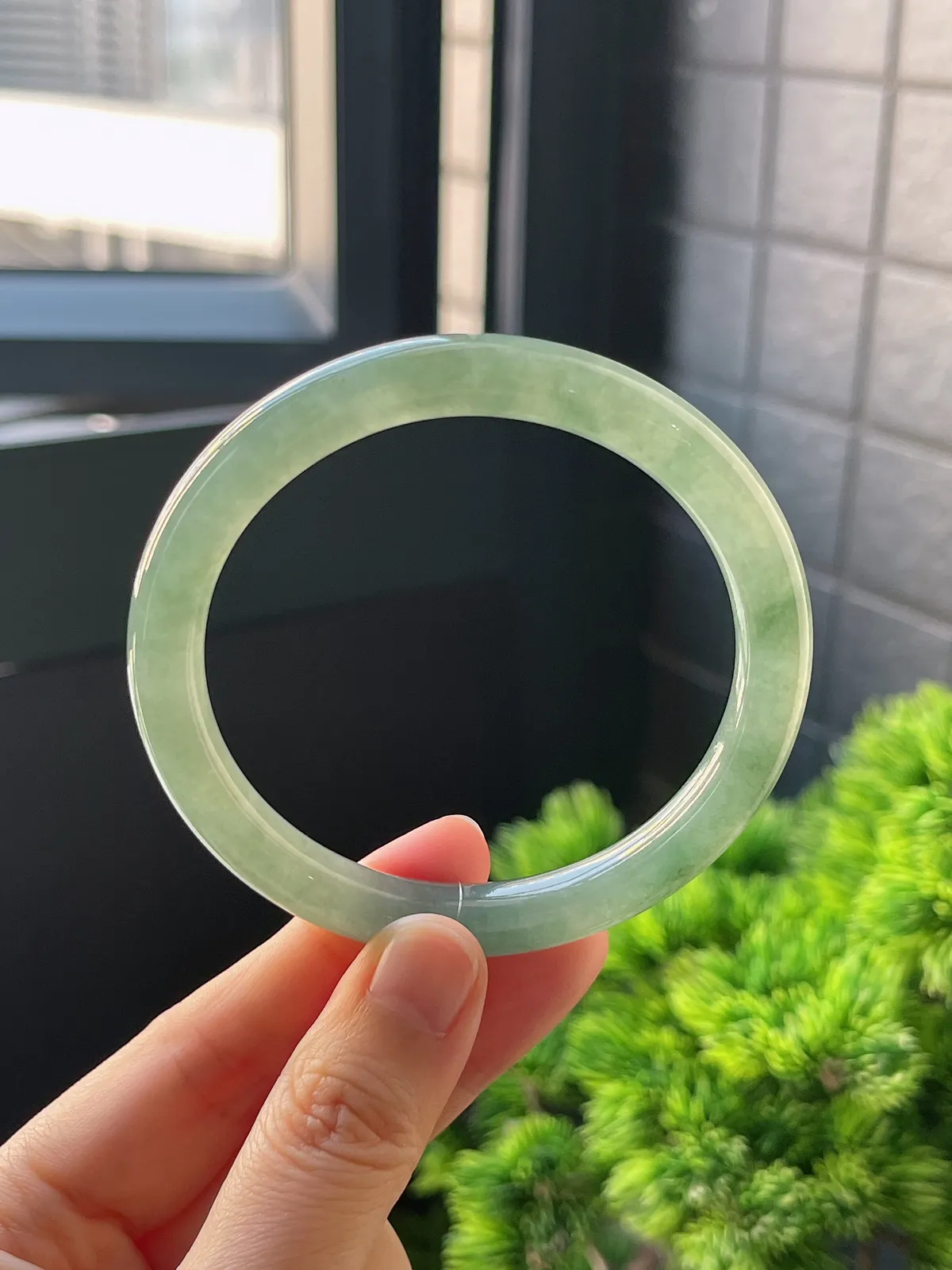 圆镯57.4圈口，翡翠冰糯种绿色手镯