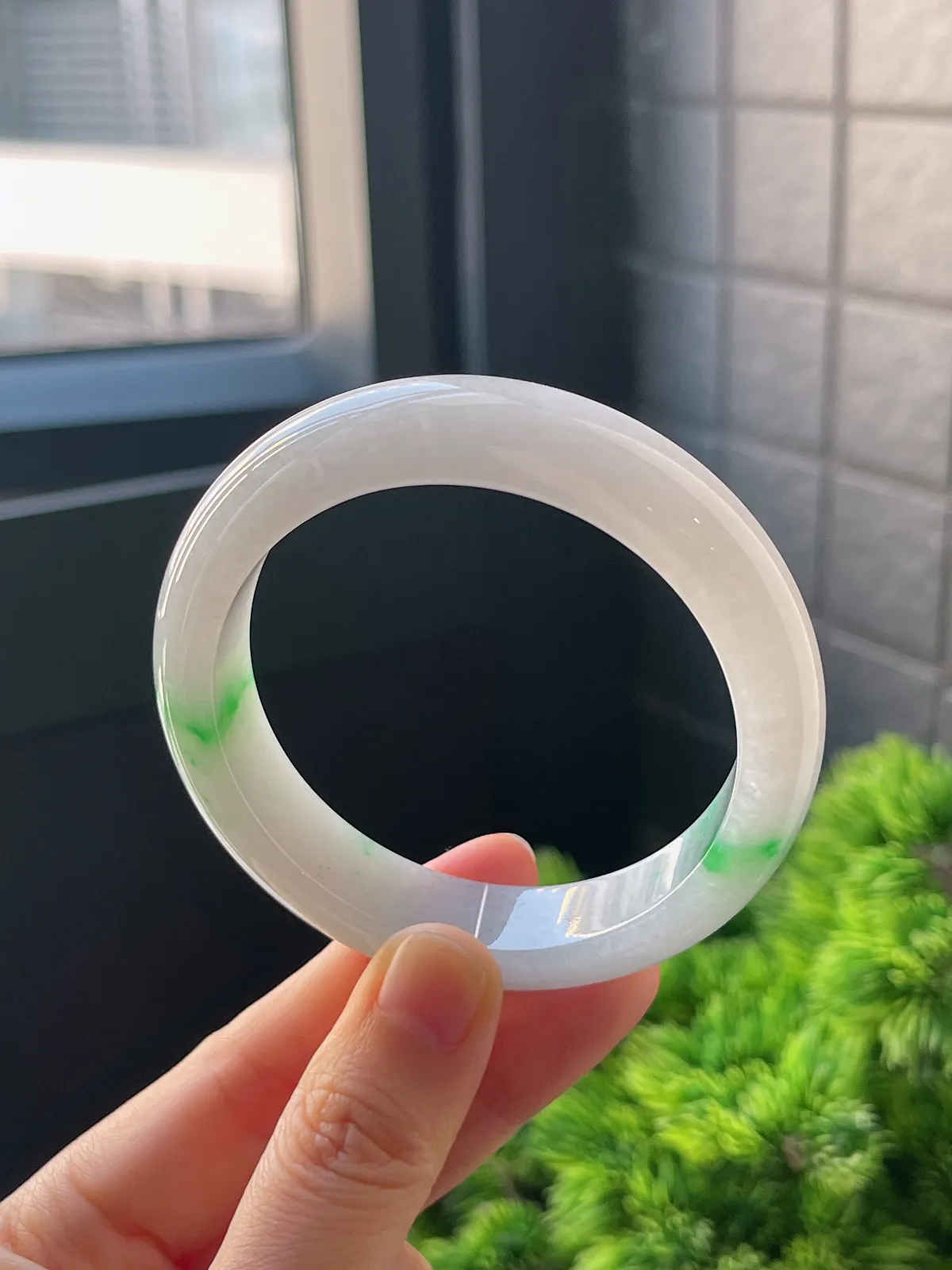 正圈54.7圈口，翡翠糯化种飘绿手镯