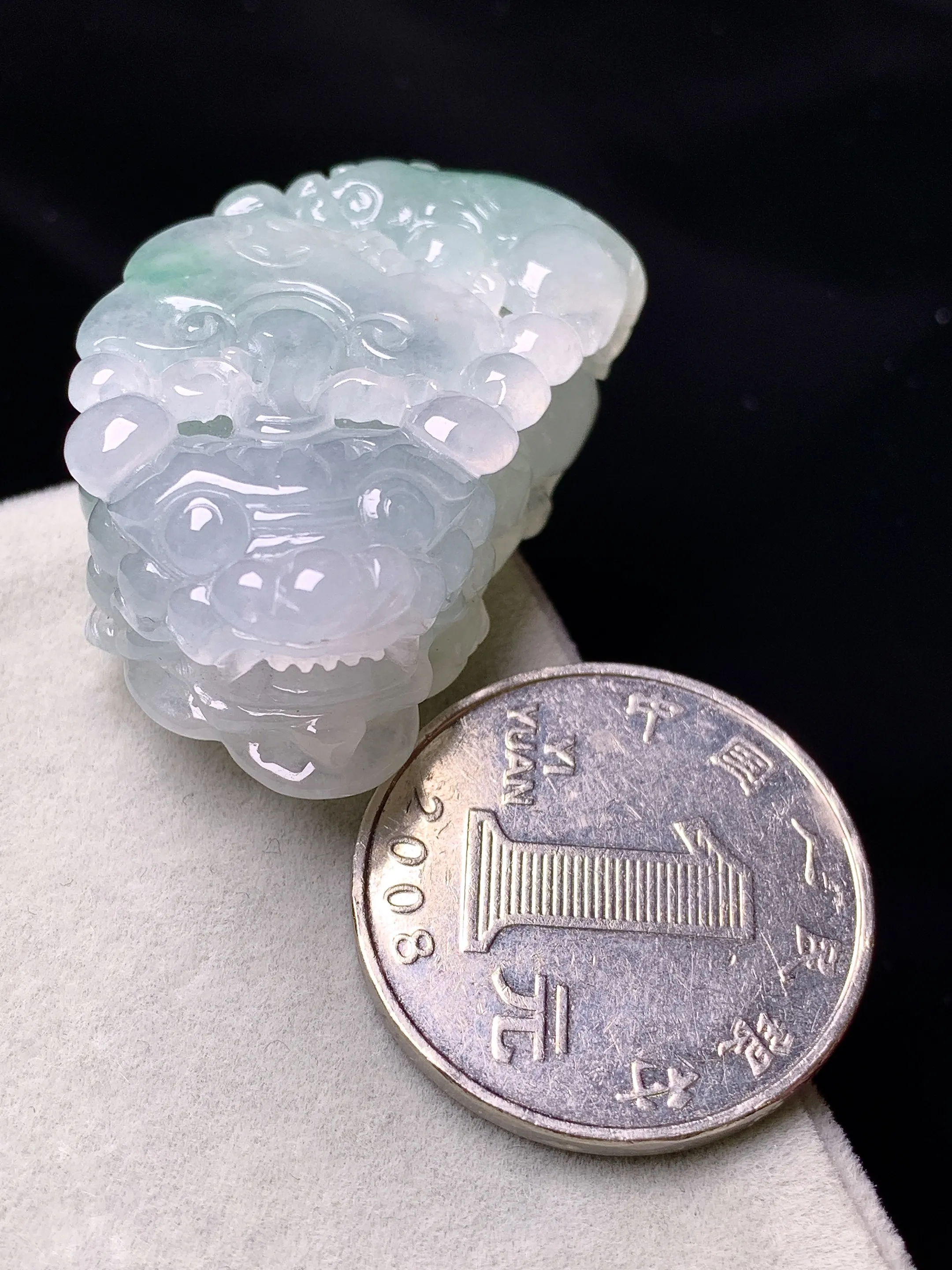 飘绿貔貅吊坠 玉质细腻 色泽艳丽清新 整体尺寸39.6*22.6*13.2