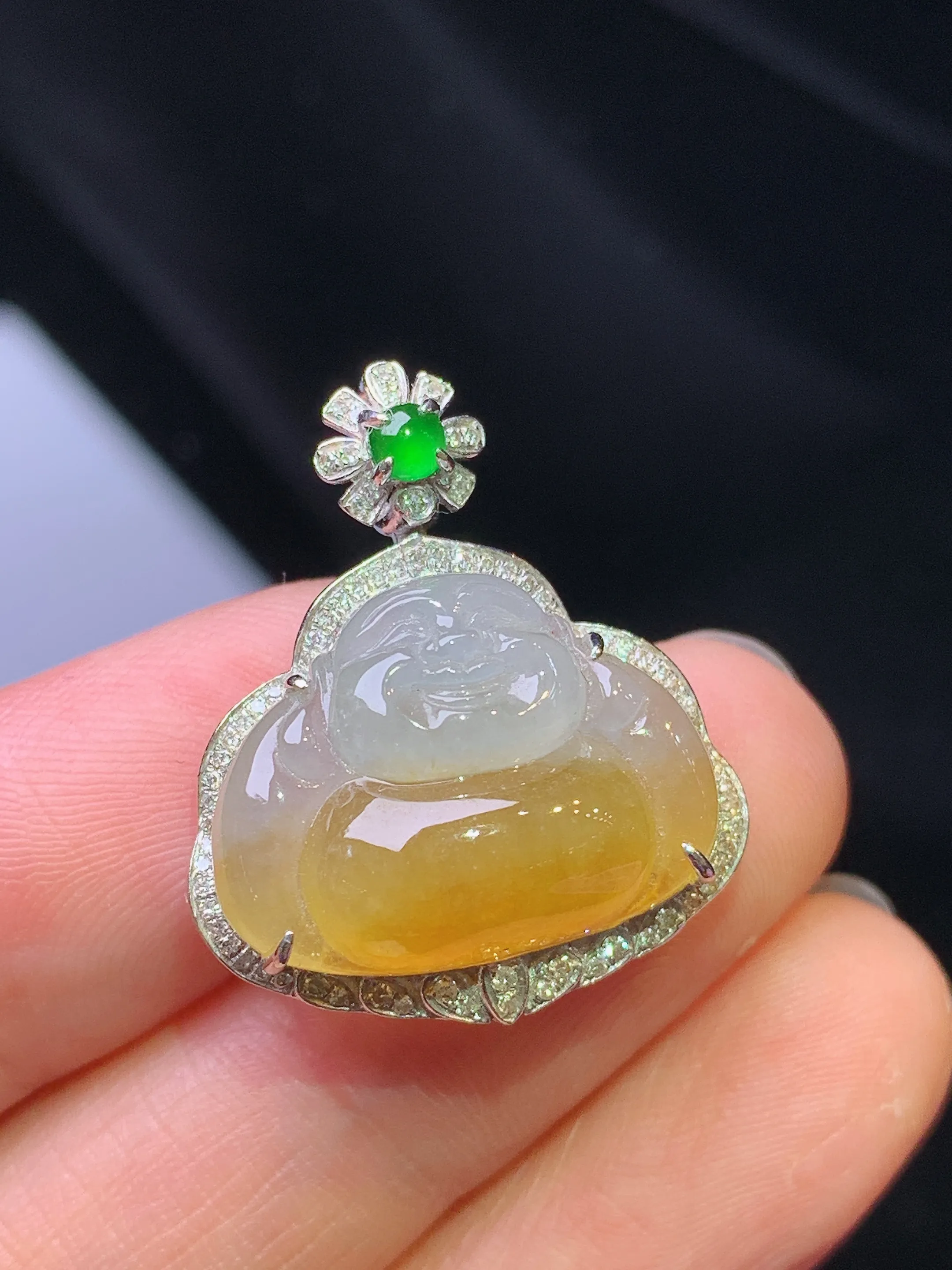 18k金钻镶嵌黄翡佛公吊坠 玉质细腻 色泽艳丽清新 整体尺寸25*21.2*9.3