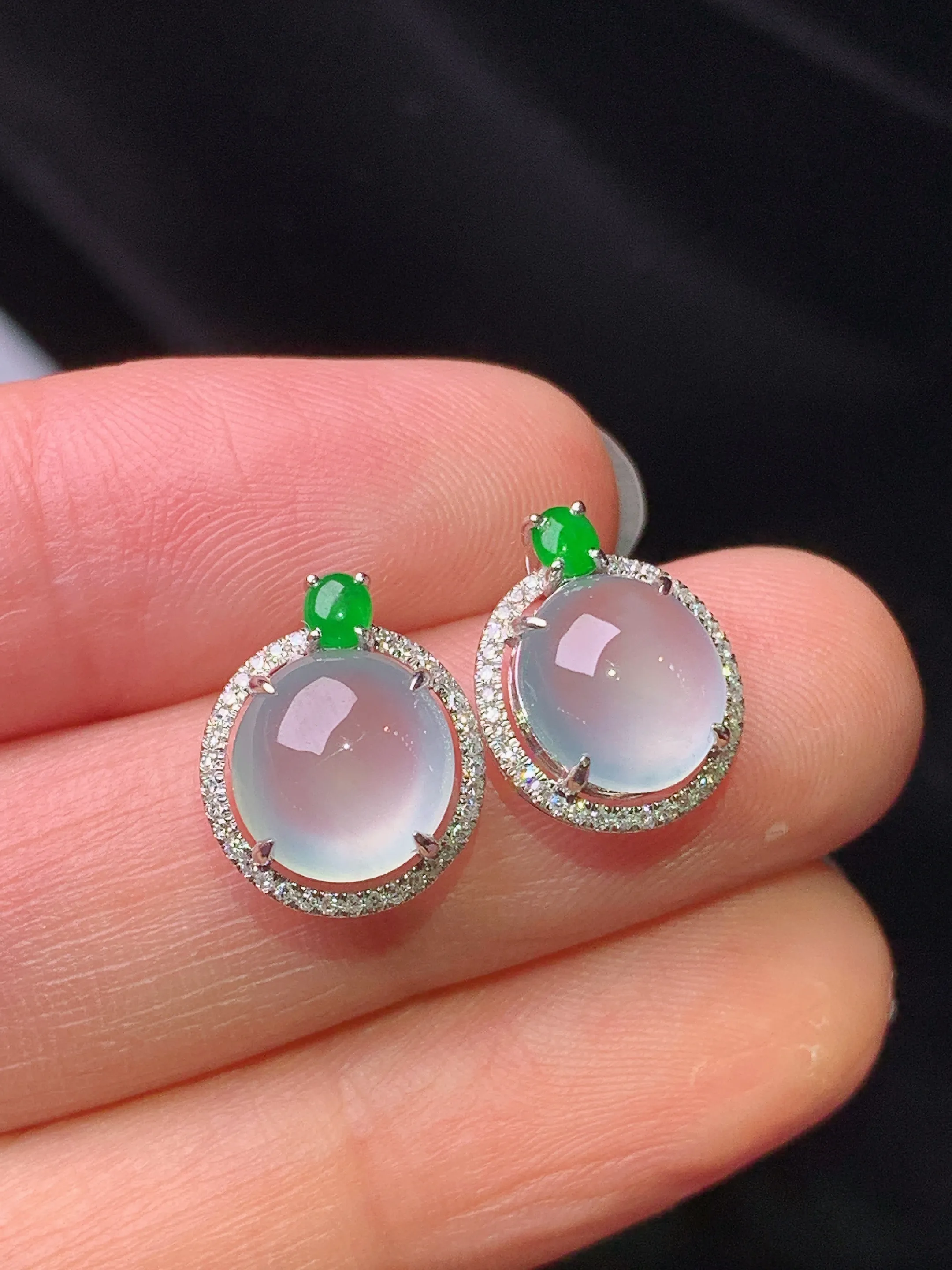 18k金钻镶嵌冰种蛋面吊坠 玉质细腻 色泽艳丽清新 整体尺寸12.7*10.2*6