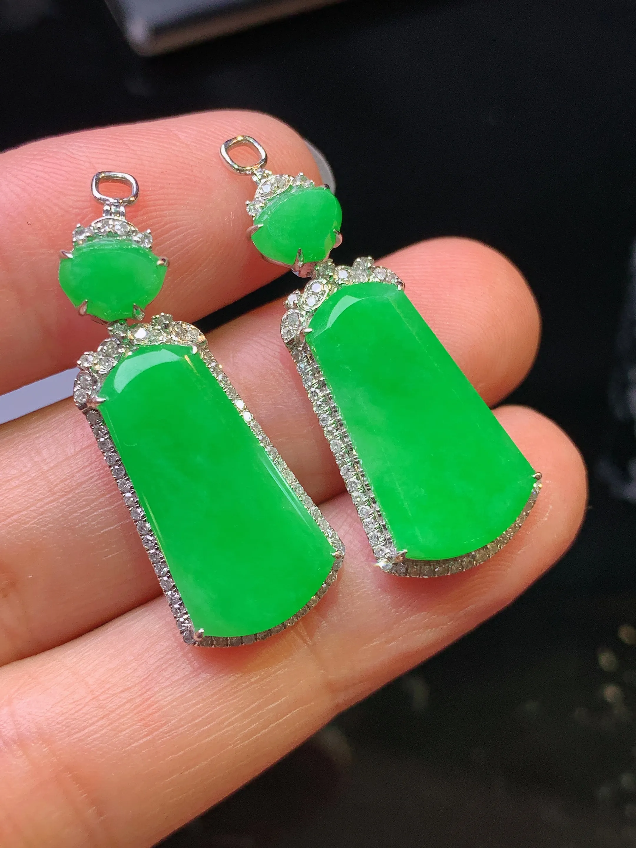 18k金钻镶嵌满绿无事牌耳坠吊坠两用款 玉质细腻 色泽艳丽清新 整体尺寸42.8*12.5*5.6