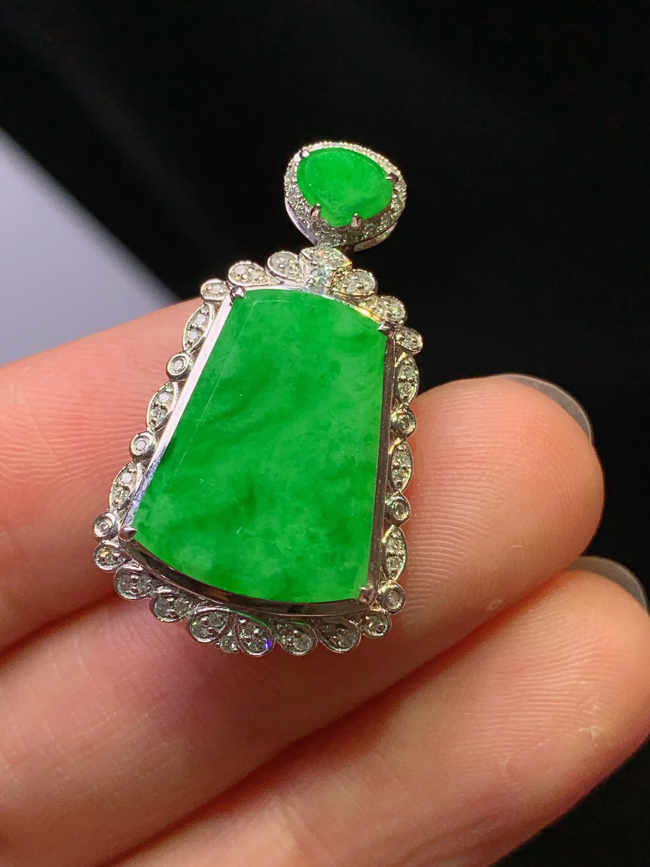 18k金钻镶嵌翠绿无事牌吊坠 玉质细腻 色泽艳丽清新 整体尺寸28*16.7*7