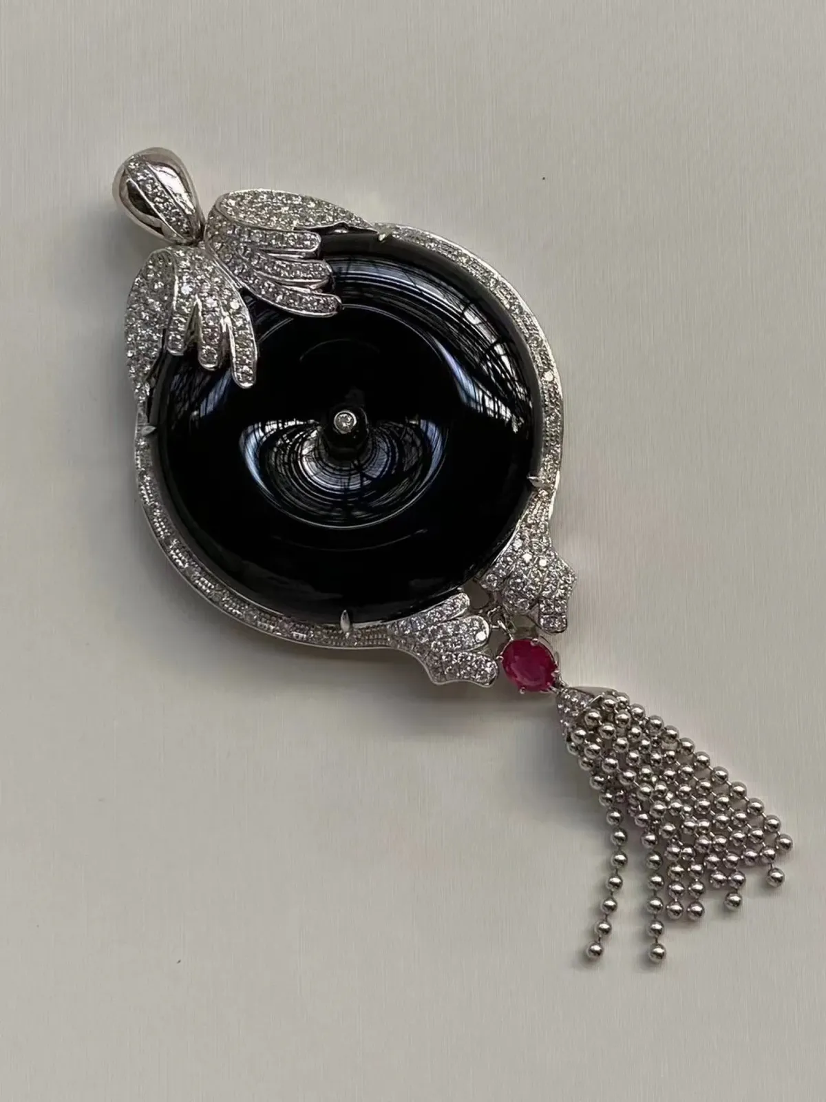 墨翠：【平安扣】吊坠、18K金+南非钻镶嵌豪华镶嵌、细腻干净，黑度极黑，性价比高，做工精致，打灯透绿 裸石尺寸 35.9.