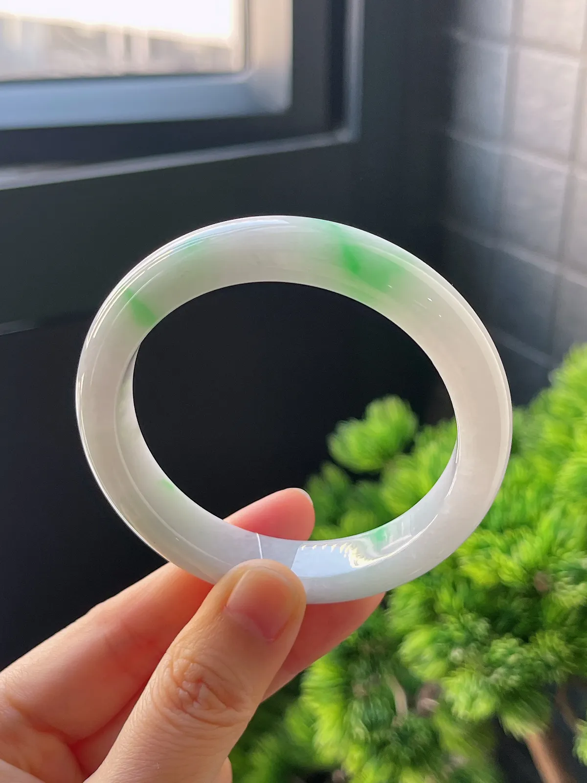 正圈54.7圈口，翡翠糯化种飘绿手镯