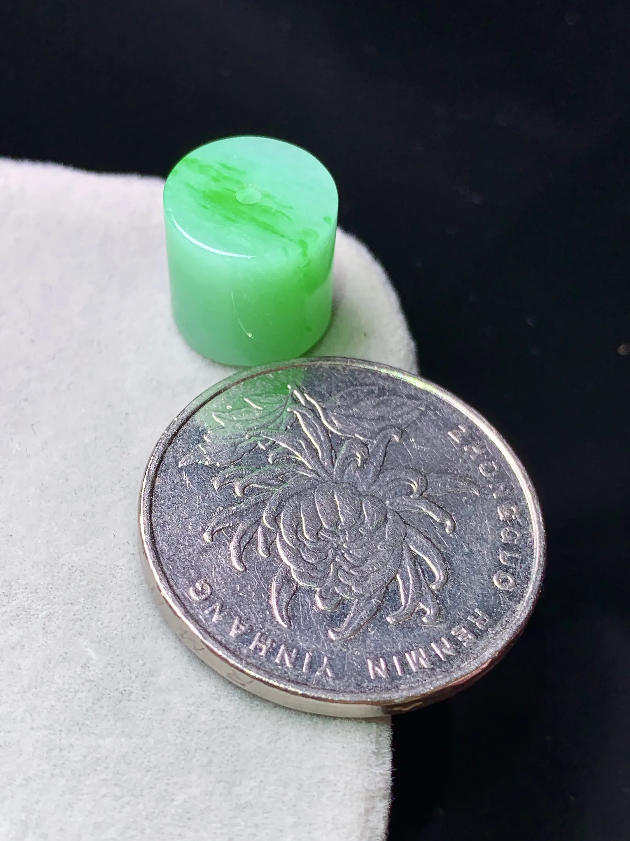 翠绿路路通吊坠 玉质细腻 色泽艳丽清新 整体尺寸10.7*11