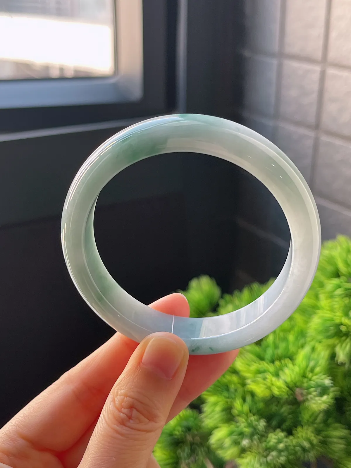 正圈56.5圈口，翡翠糯化种淡蓝绿手镯