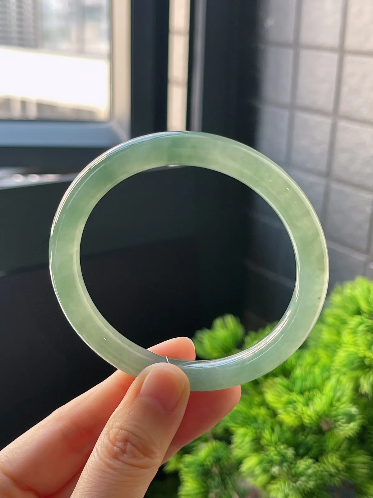 圆镯57.4圈口，翡翠冰糯种绿色手镯