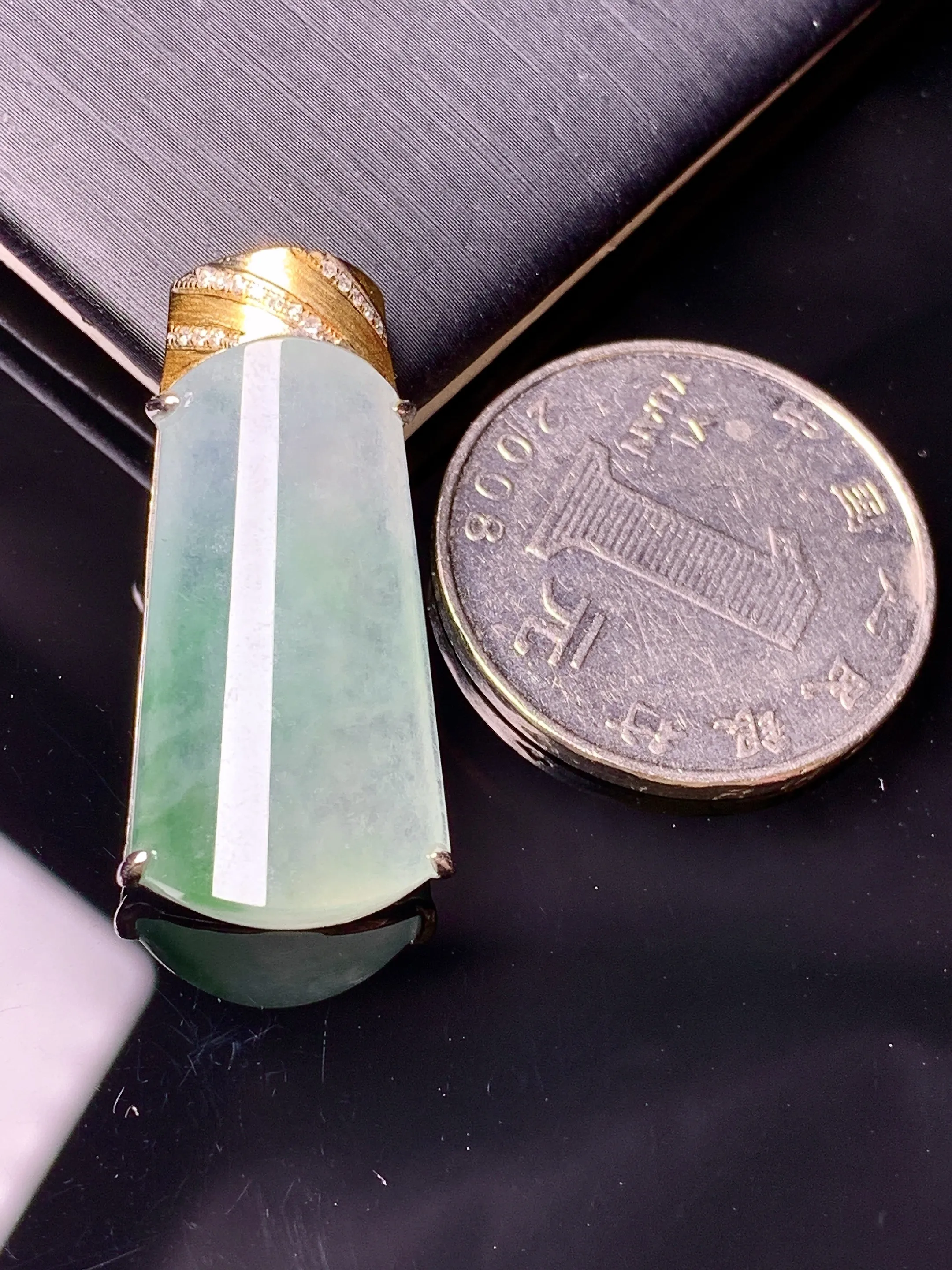 18k金钻镶嵌飘绿玉柱吊坠 玉质细腻 色泽艳丽清新 整体尺寸30.2*13.6*6.3