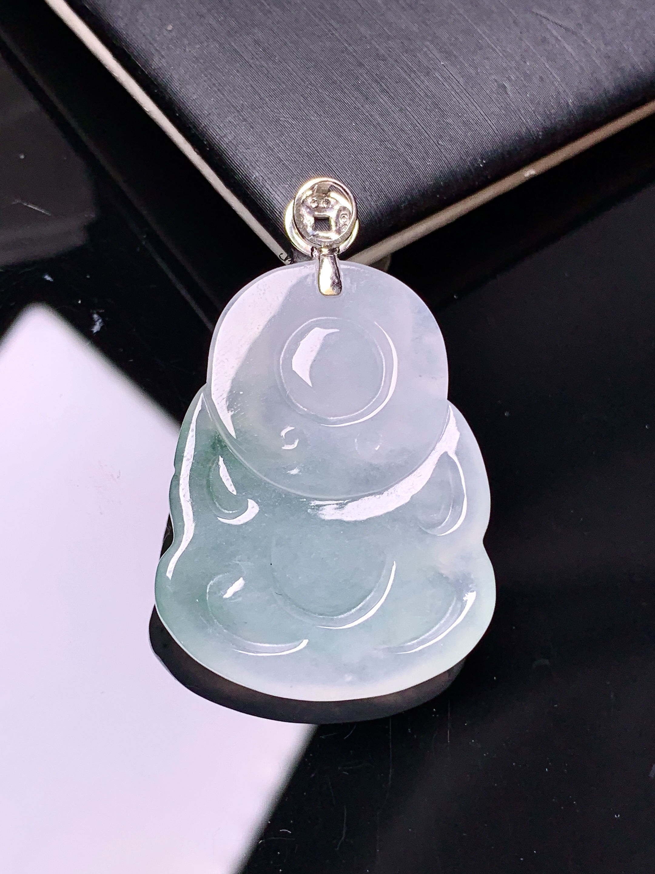 18k金钻镶嵌飘绿财神吊坠 玉质细腻 色泽艳丽清新 整体尺寸37*23.8*5.3