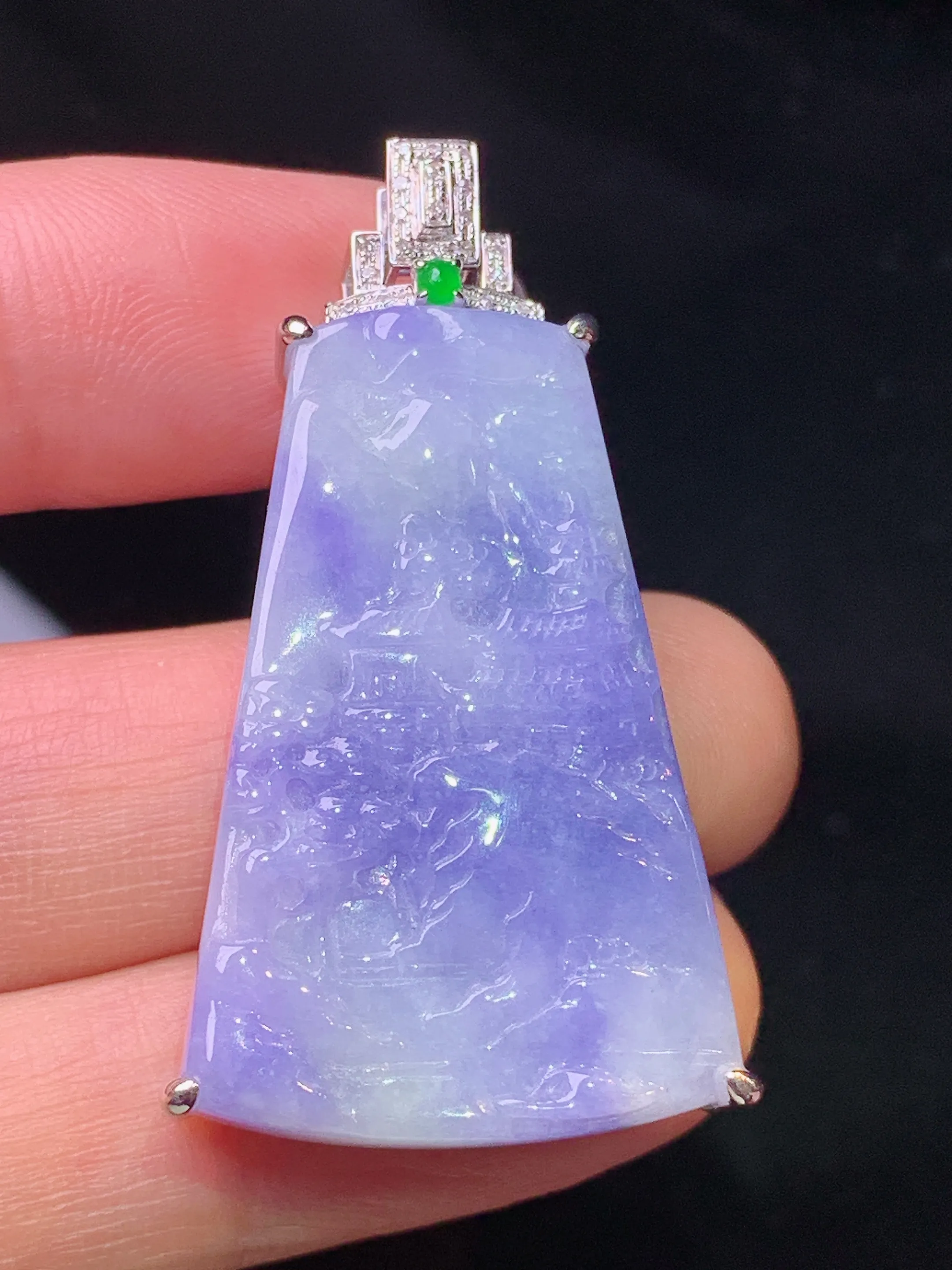 18k金钻镶嵌紫罗兰山水牌子吊坠 玉质细腻 色泽艳丽清新 整体尺寸42.3*21.7*8.5
