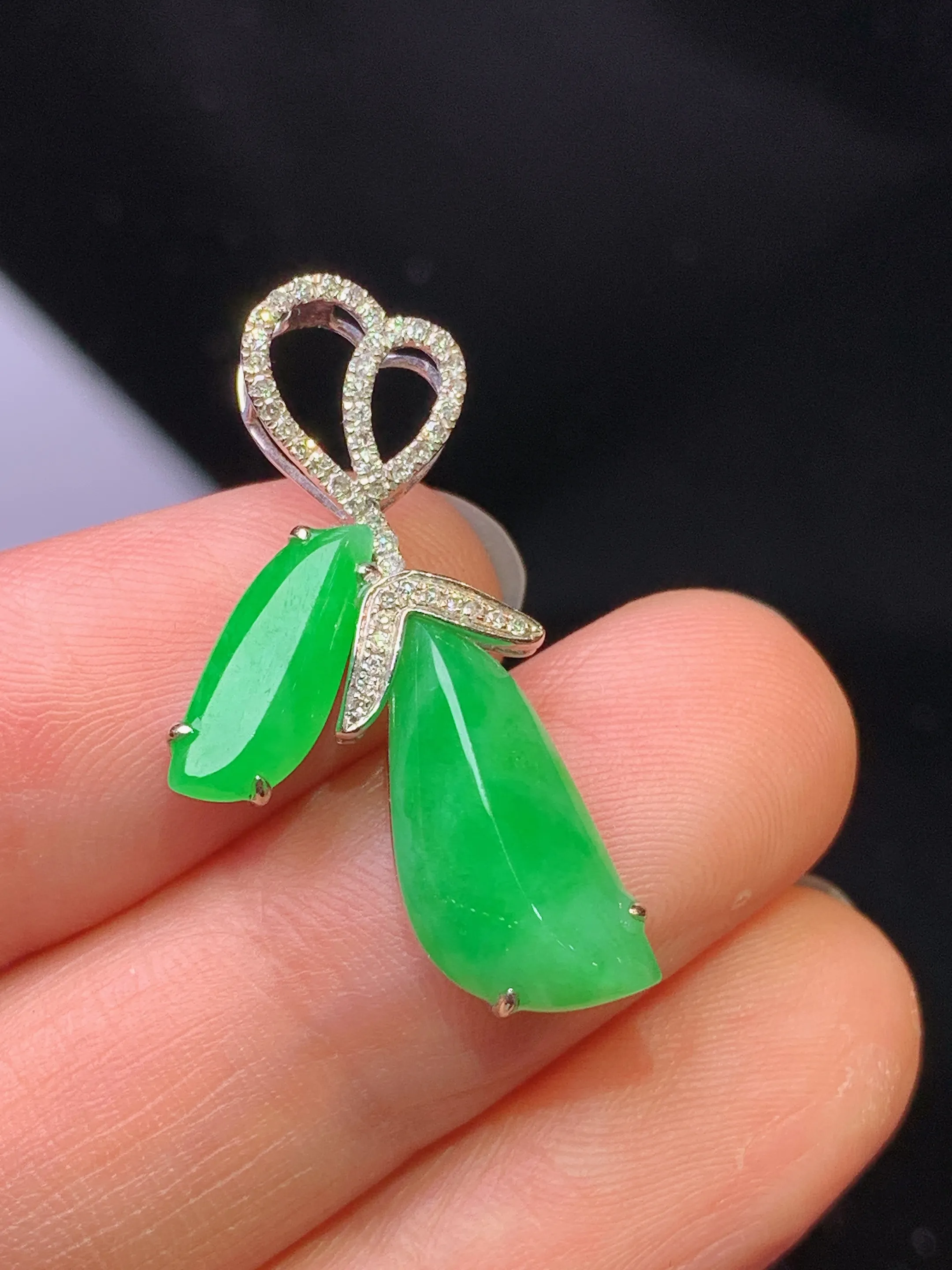 18k金钻镶嵌翠绿随形吊坠 玉质细腻 色泽艳丽清新 整体尺寸28.7*7.6*4.7