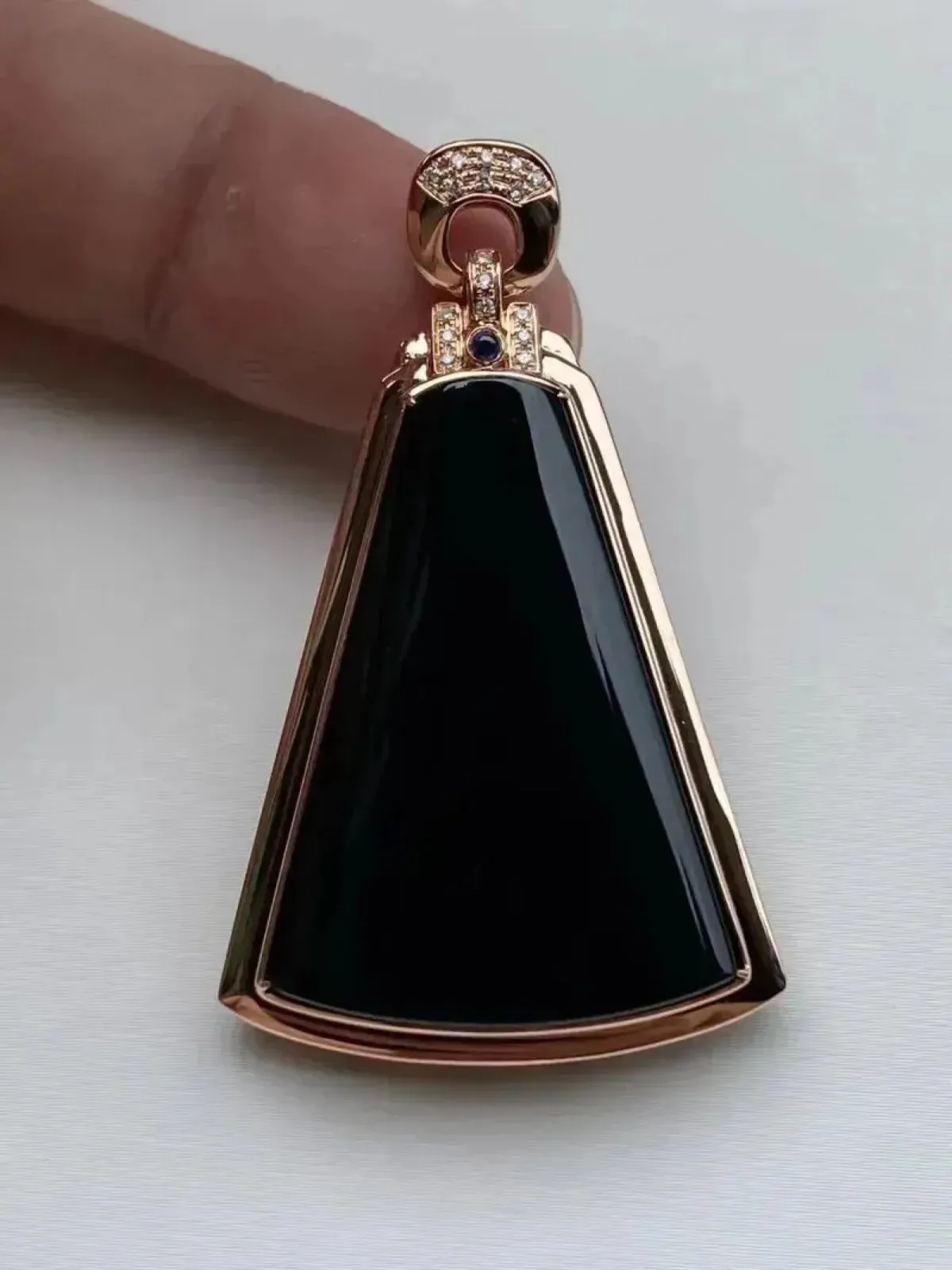 墨翠：【平安无事牌】18K金+南非钻镶嵌，细腻干净，黑度极黑，性价比高，雕工精湛，打灯透绿 裸石尺寸：32.0*23.3‘