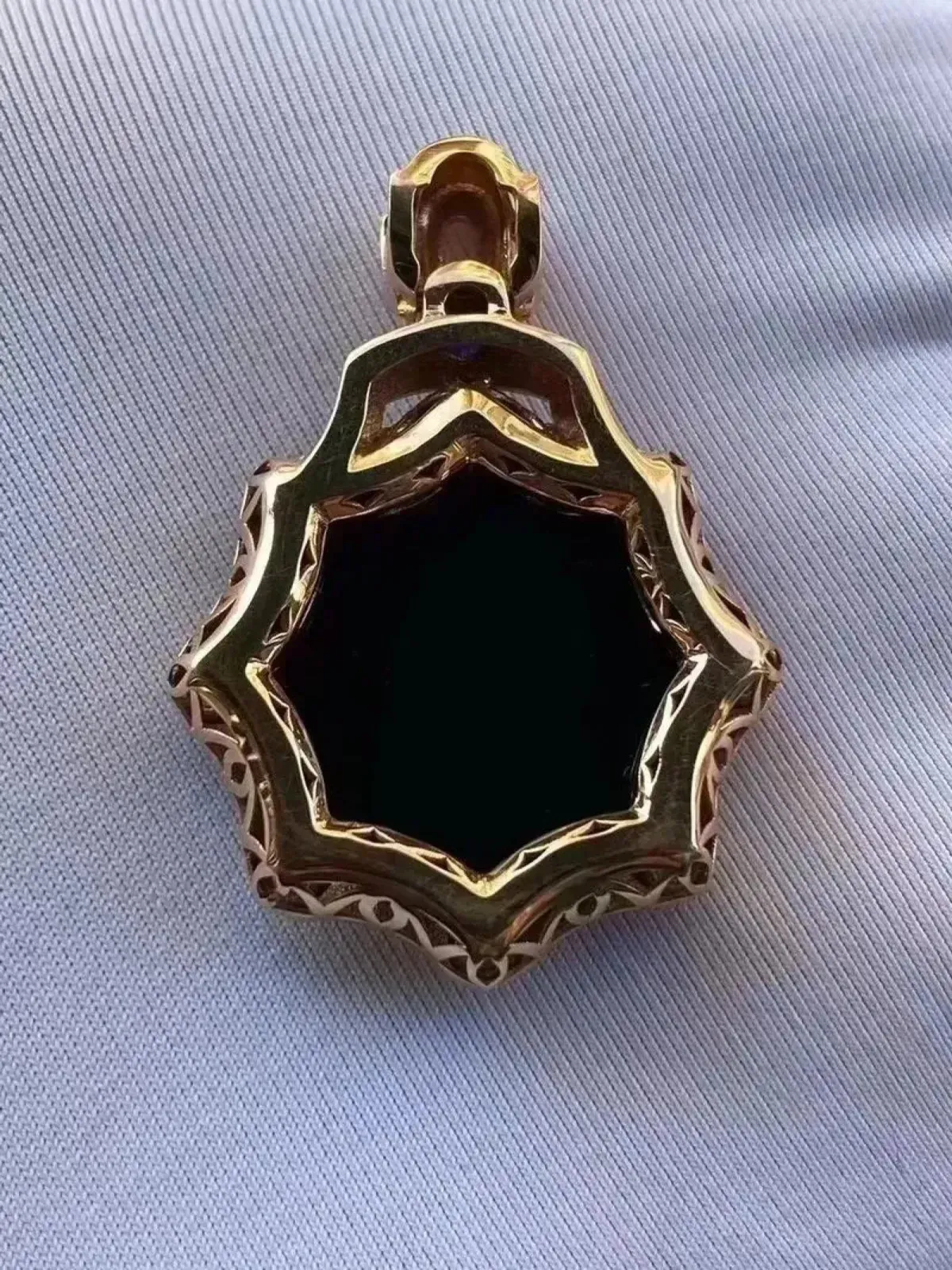 墨翠：【平安扣】吊坠、18K金+南非钻镶嵌，细腻干净，黑度极黑，性价比高，做工精致，打灯透绿 裸石尺寸：18.5*6.3