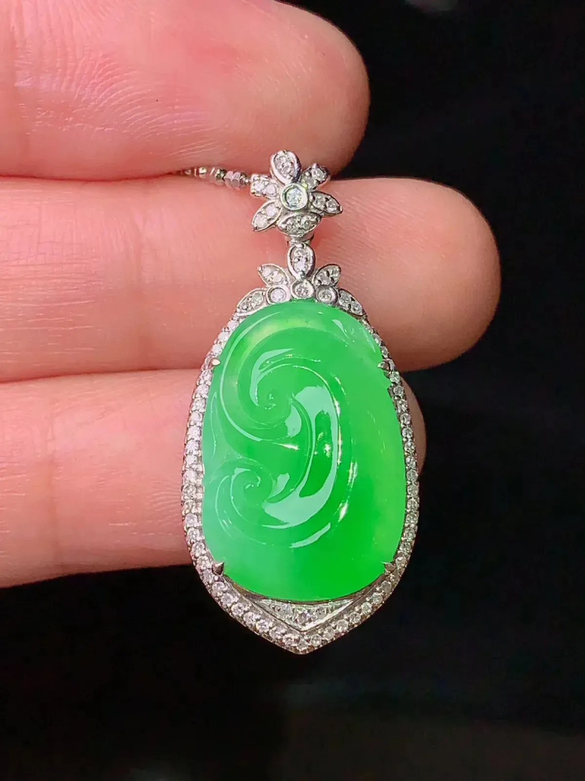 18k金钻镶嵌翠绿如意吊坠 玉质细腻 色泽艳丽 整体尺寸31.3*14.8*6.5