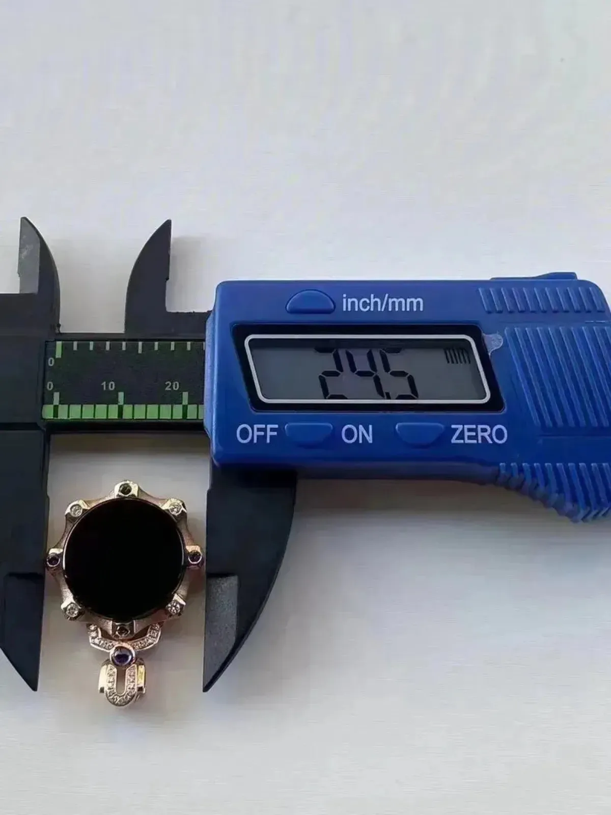 墨翠：【平安扣】吊坠、18K金+南非钻镶嵌，细腻干净，黑度极黑，性价比高，做工精致，打灯透绿 裸石尺寸：18.5*6.3